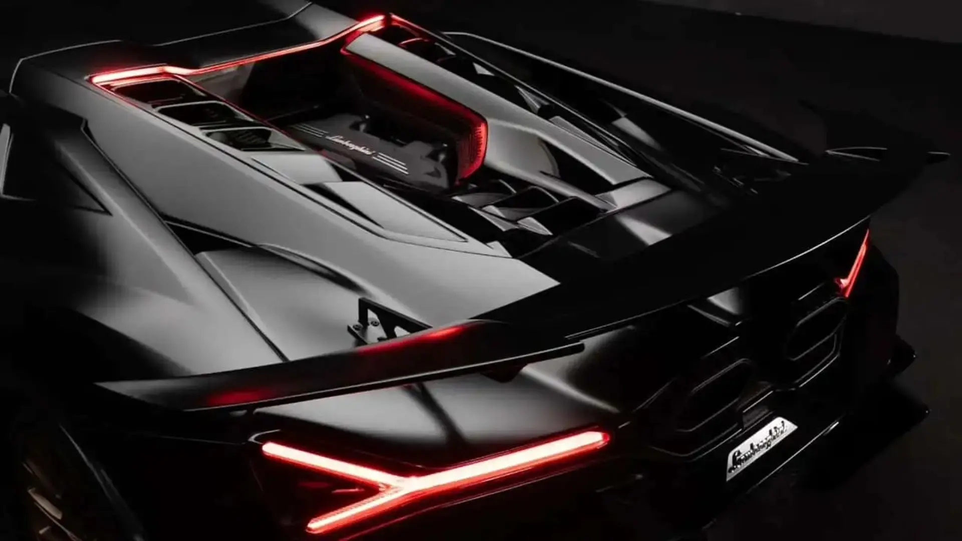 نمای عقب خودروی سوپر اسپرت لامبورگینی (Lamborghini) با طراحی مشکی و چراغ‌های قرمز