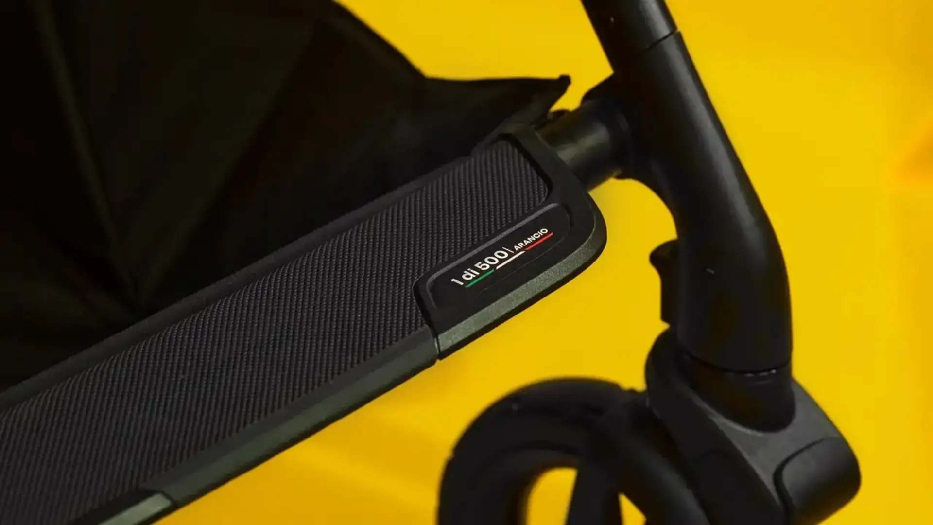 بخش دسته و بدنه کالسکه لوکس لامبورگینی (Lamborghini) با رنگ نارنجی