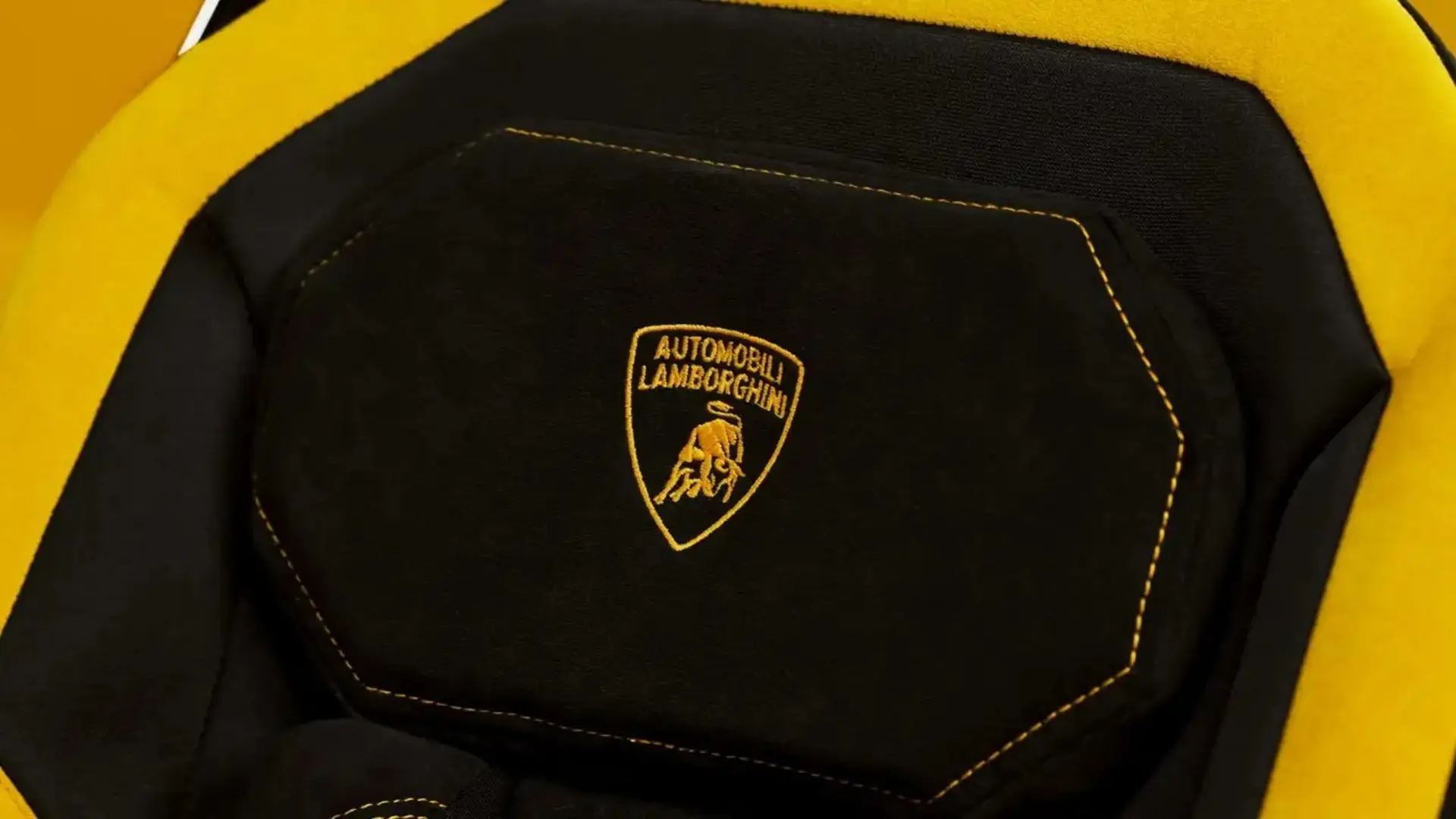 لوگوی طلایی برند لامبورگینی (Lamborghini) روی صندلی چرمی خودرو