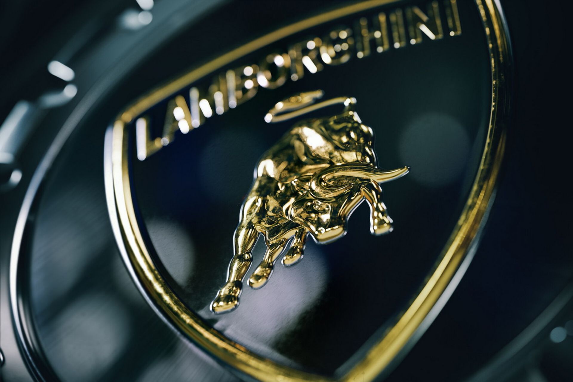 لوگو طلایی برند لامبورگینی در پسزمینه سیاه