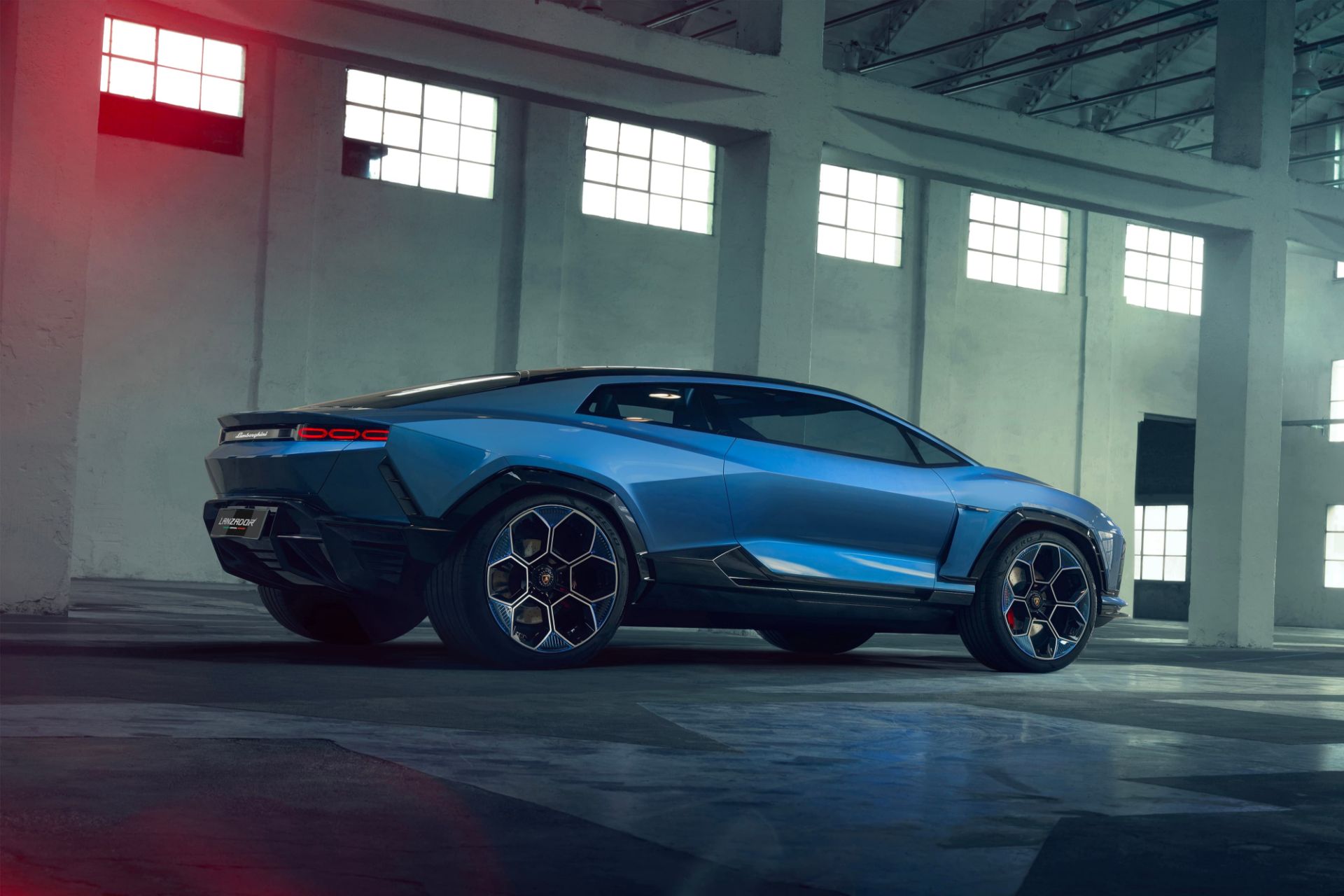 نمای کناری خودرو لامبورگینی لانزادور / Lamborghini Lanzador