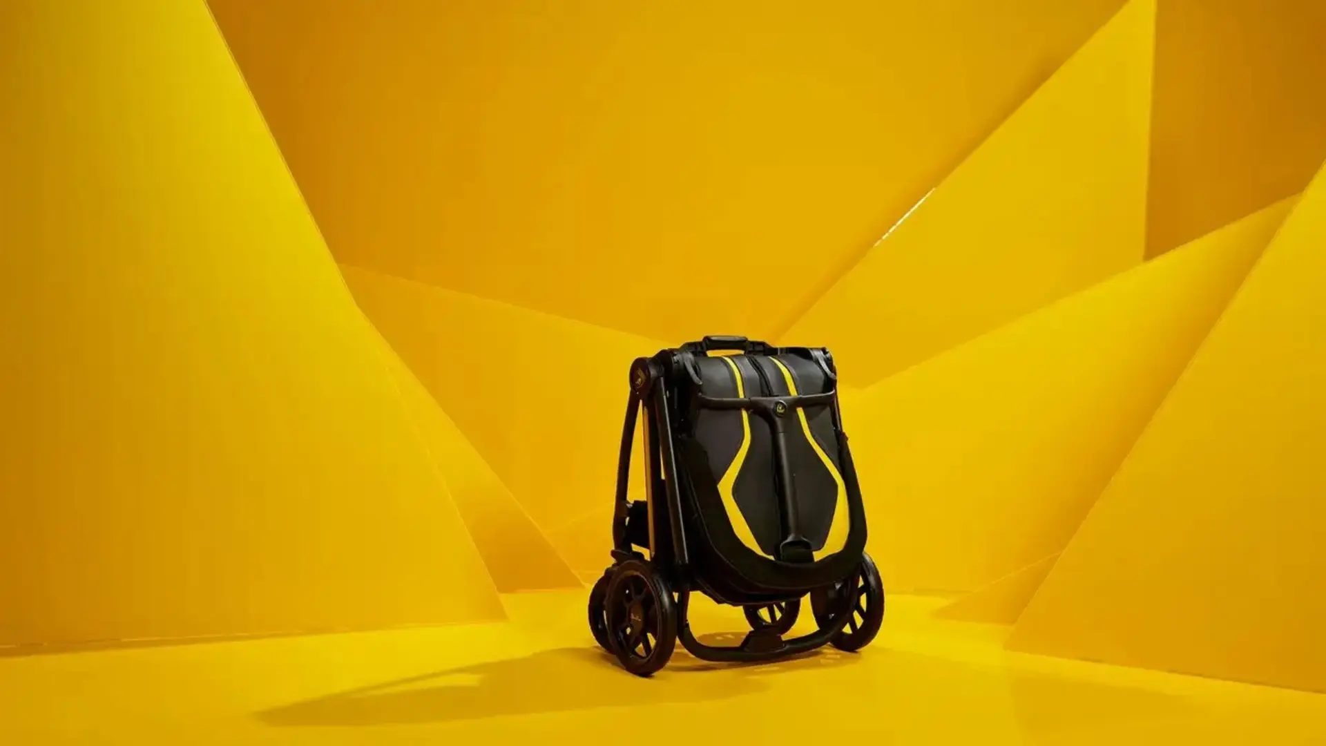 کالسکه لوکس و گران‌قیمت برند لامبورگینی (Lamborghini) با رنگ مشکی و زرد