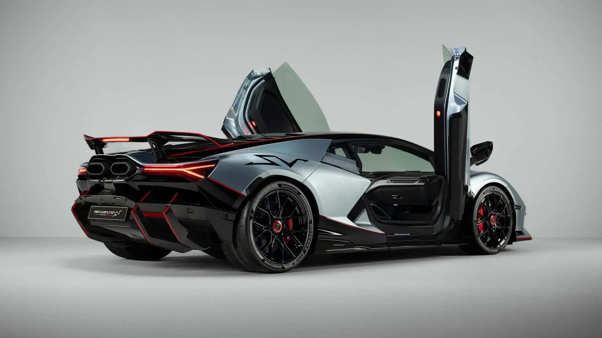 خودرو سوپر اسپرت لامبورگینی روئلتو (Lamborghini Revuelto) با درهای بال پرنده