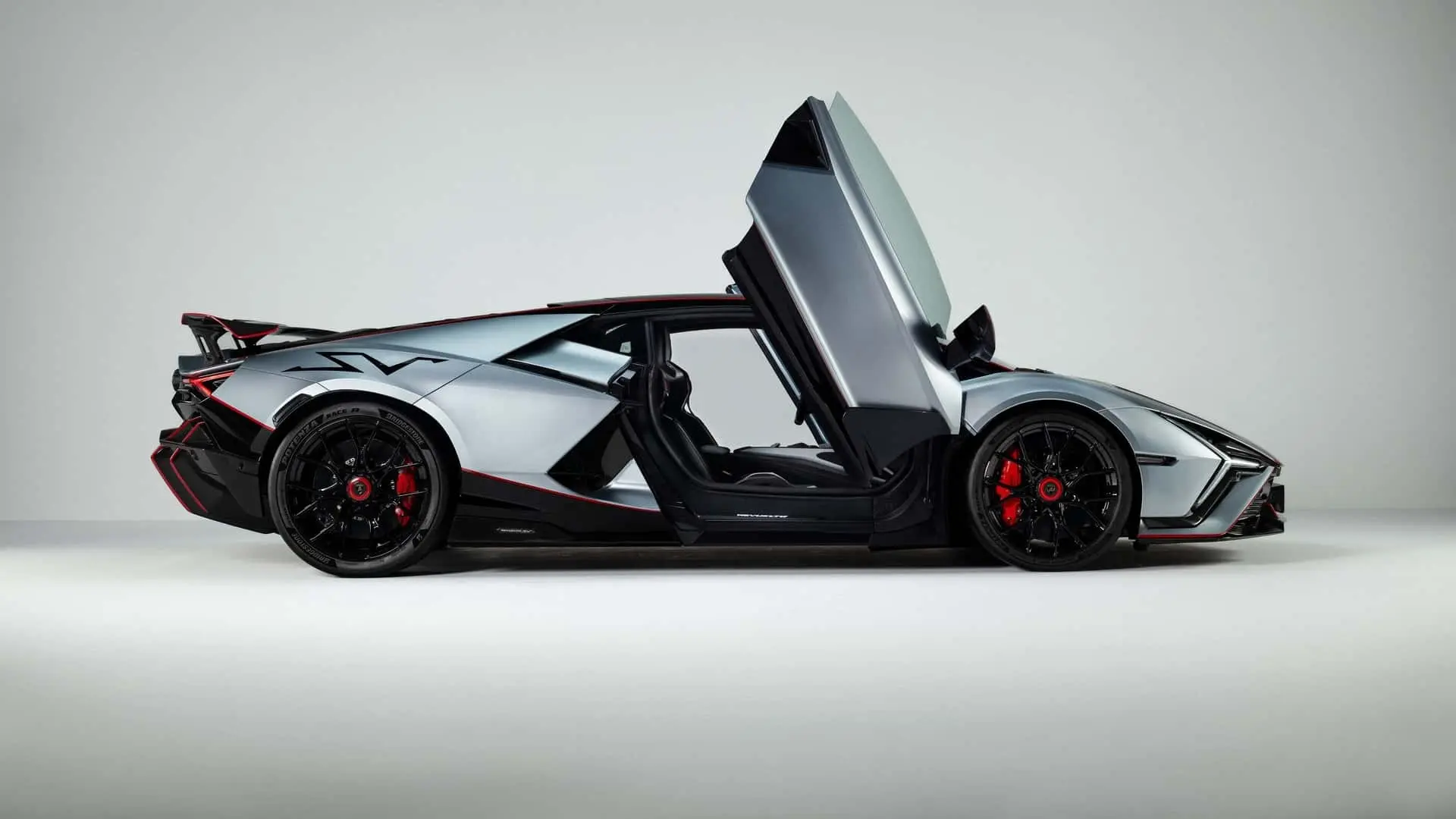 خودرو سوپر اسپرت لامبورگینی روئلتو (Lamborghini Revuelto) با درب‌های بال‌گشایی شده