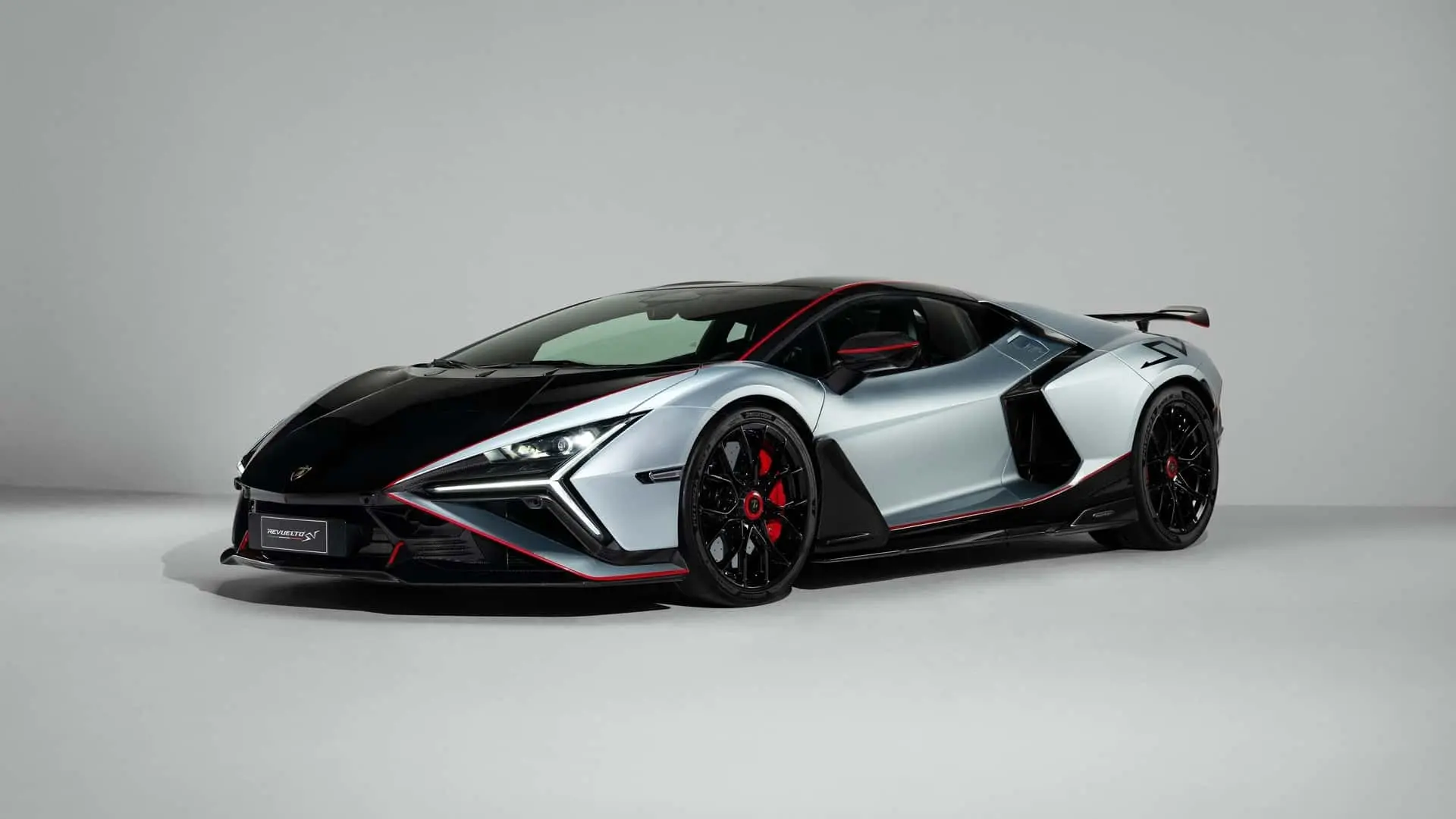 خودرو لامبورگینی روئلتو SV (Lamborghini Revuelto SV) با رنگ نقره‌ای و مشکی