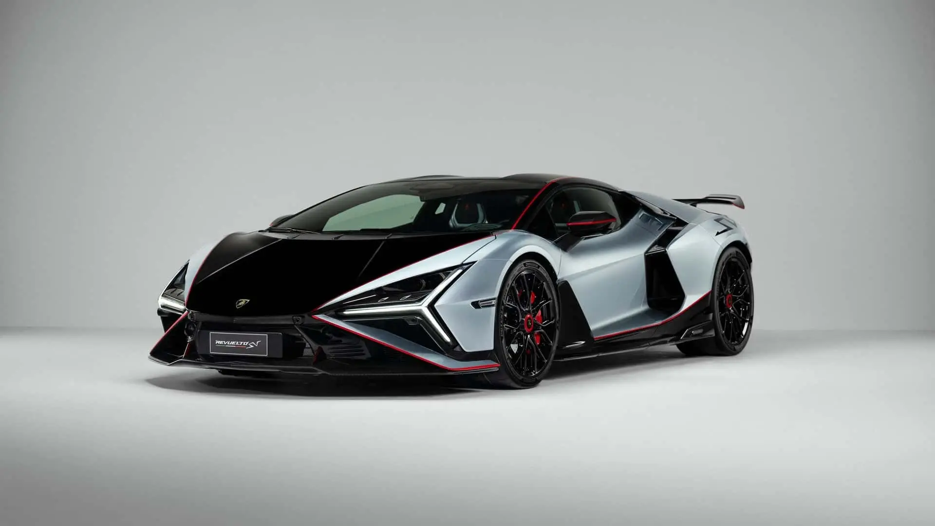 خودرو سوپر اسپرت لامبورگینی روئلتو (Lamborghini Revuelto) با رنگ نقره‌ای و جزئیات قرمز