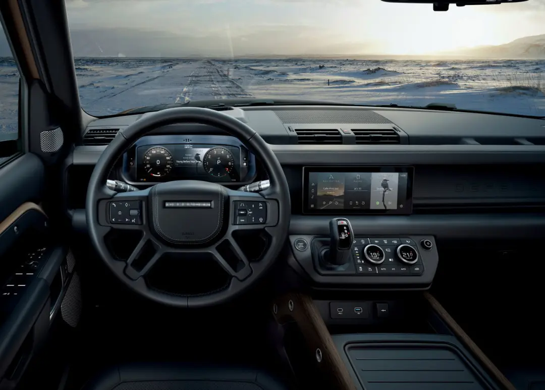 داشبورد و فرمان خودروی لندروور (Land Rover) در مسیر برفی