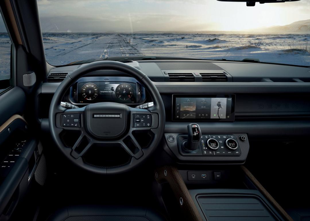 داشبورد و فرمان خودروی لندروور (Land Rover) در مسیر برفی