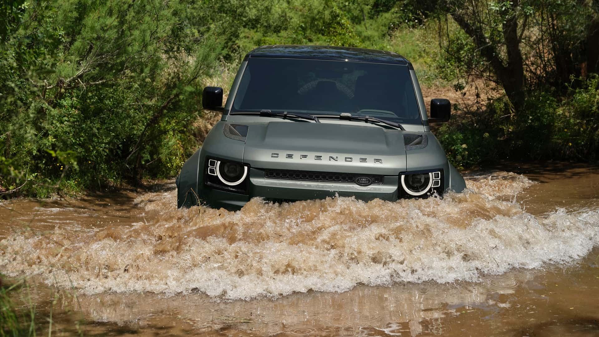 نمای جلو خودرو لندروور دینفدر آکتا فرورفته در آب