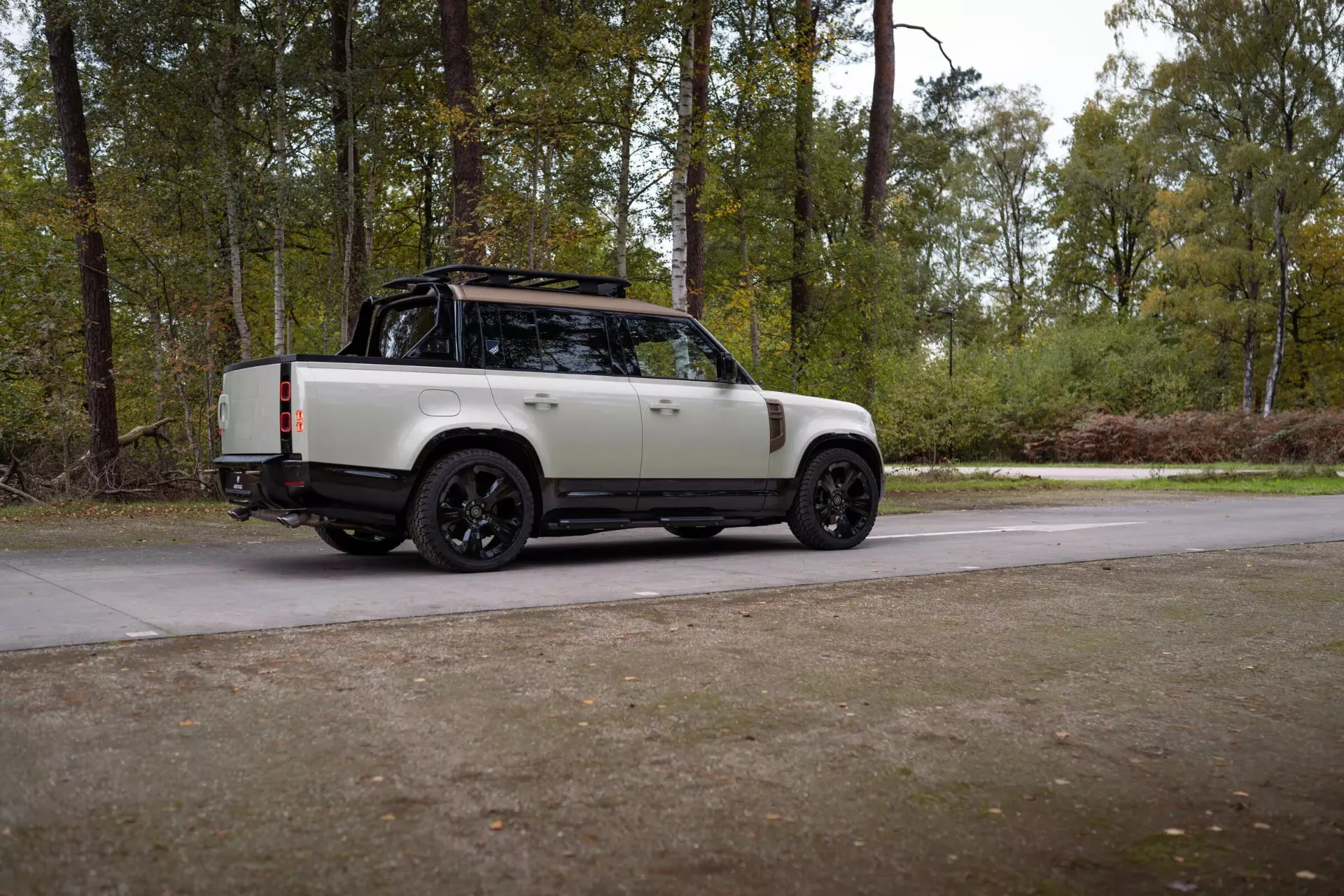 نمای سه‌چهارم عقب لندرور دیفندر وانت هریتیج