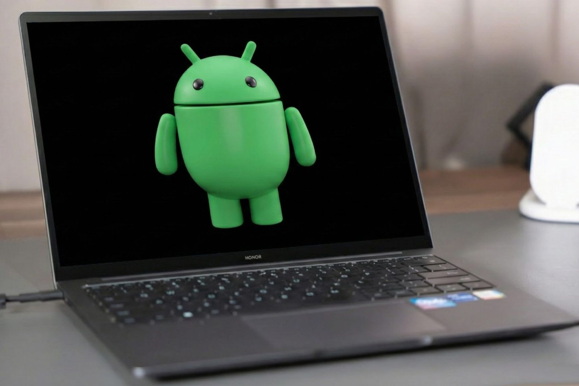 لوگو اندروید روی نمایشگر لپ تاپ