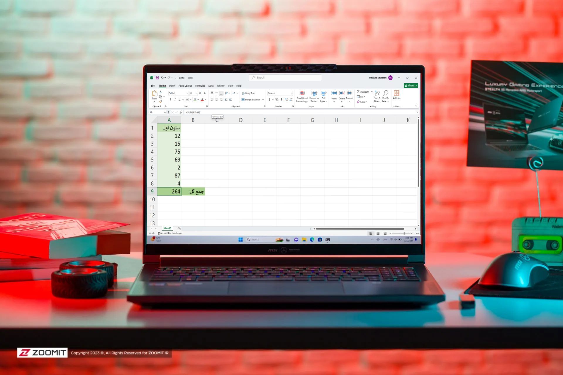 لپ تاپ روی میز درحال نمایش فرمول جمع اکسل
