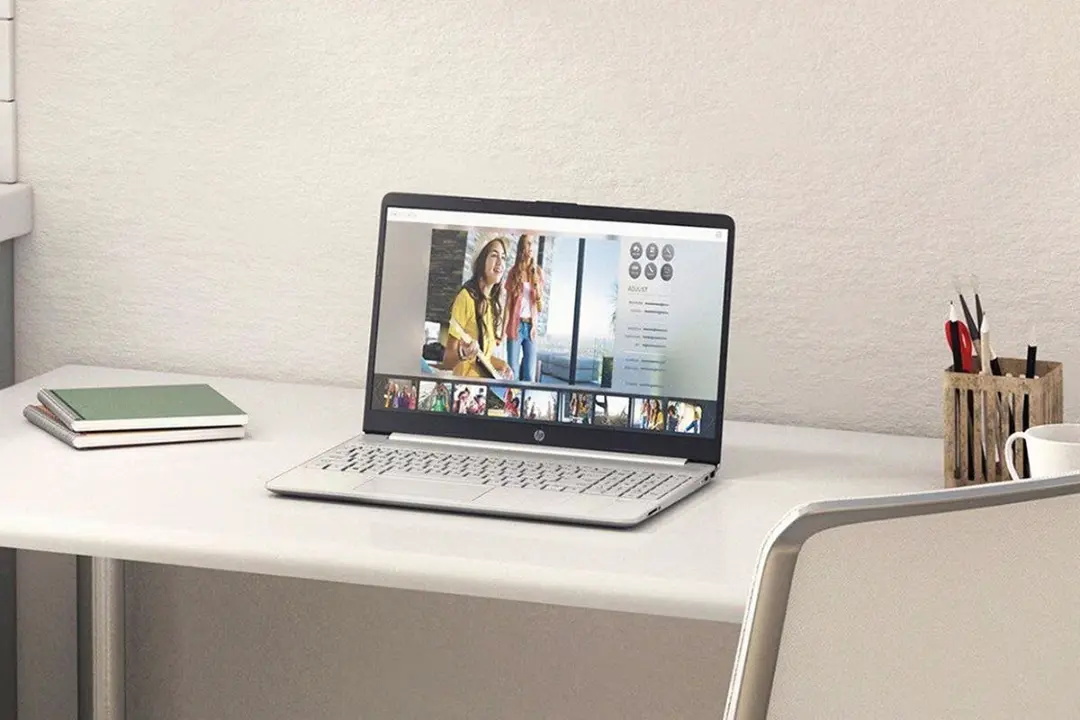 لپ تاپ اچ پی HP 15s-fq5291nia روی میز