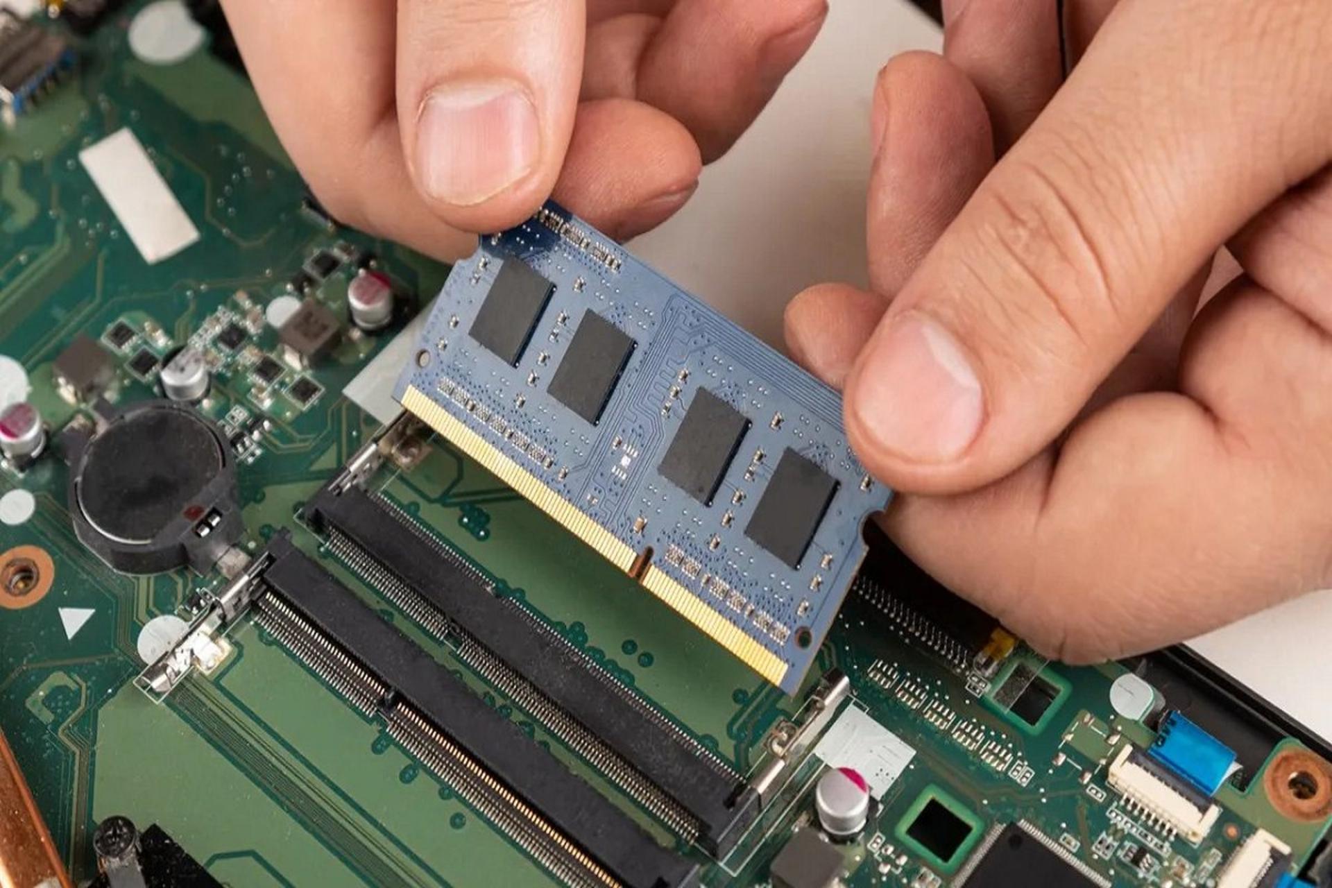 مردی در حال تعویض رم لپ تاپ