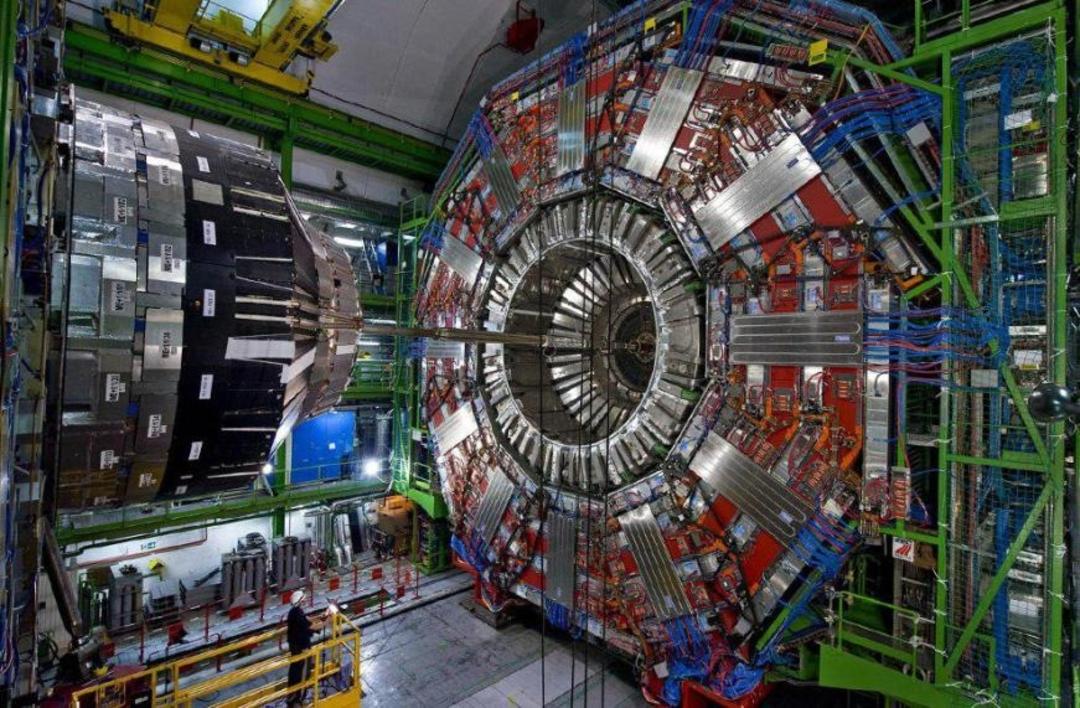 دستگاه عظیم شتاب‌دهنده ذرات در مرکز تحقیقات هسته‌ای سرن (CERN)
