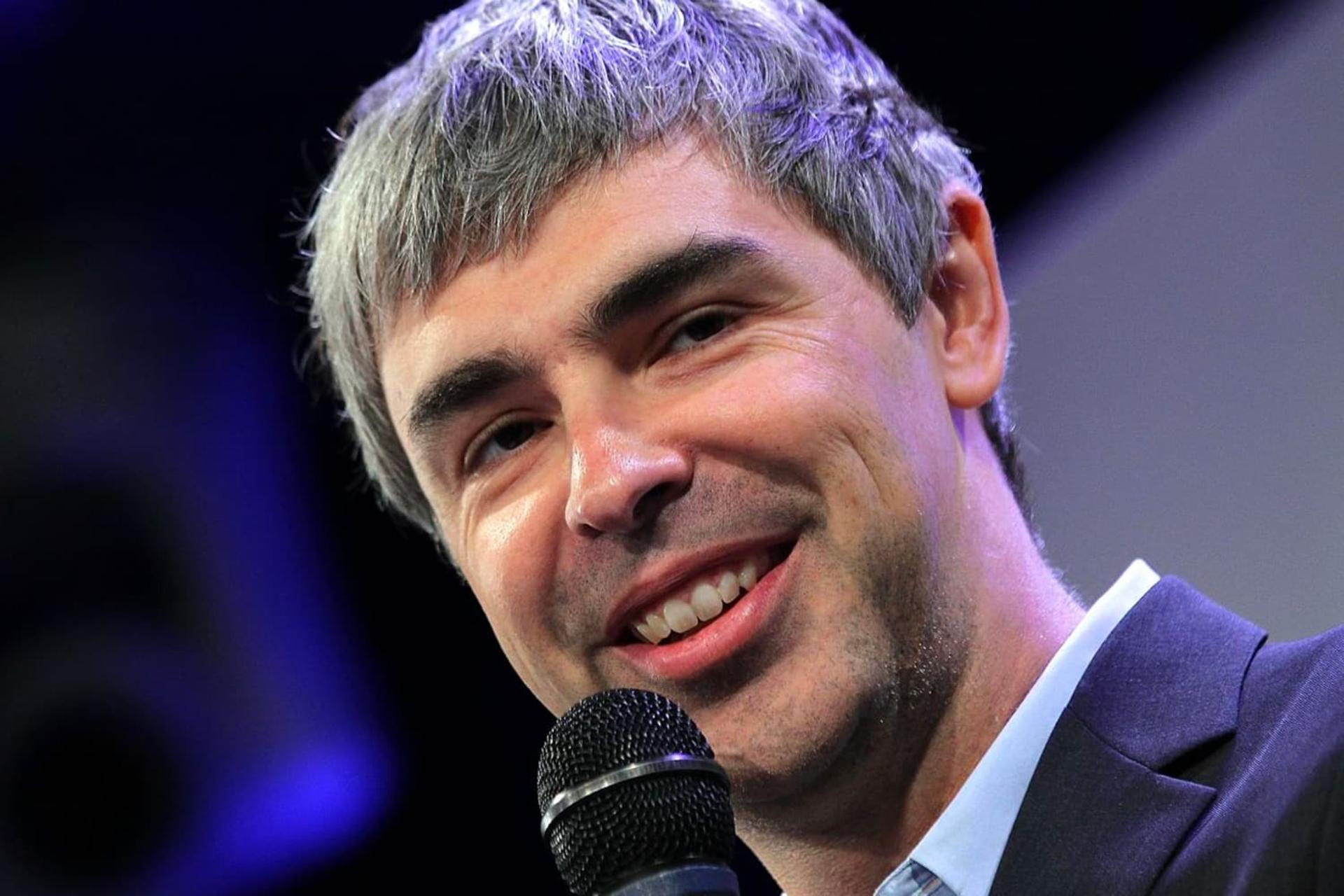 چهره خندان لری پیج / Larry Page هم بنیان گذار گوگل با میکروفون