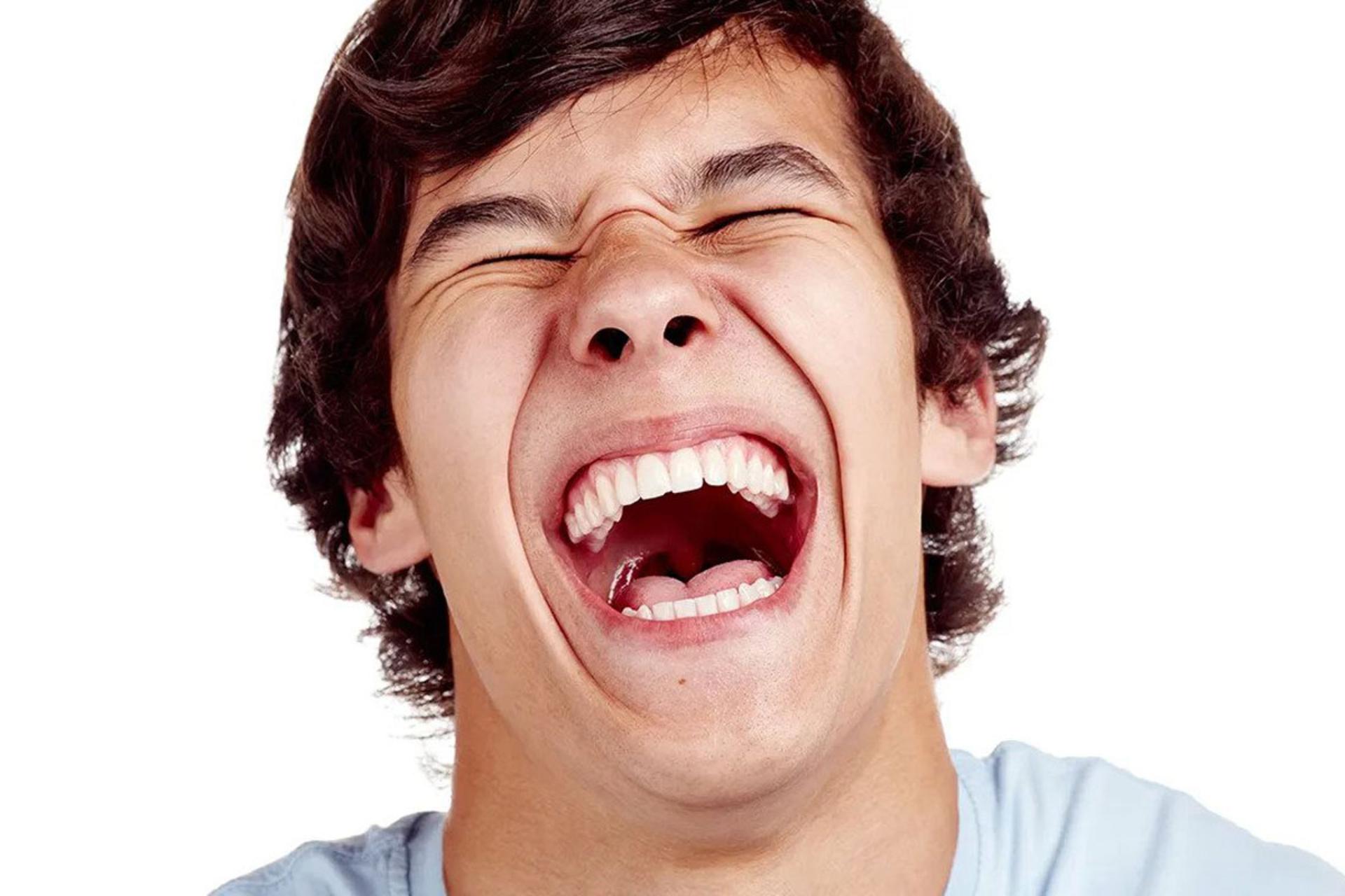 Сильно смеется. Чел смеется. Смех проблема. Человек хохочет. Испуганные женские лица.