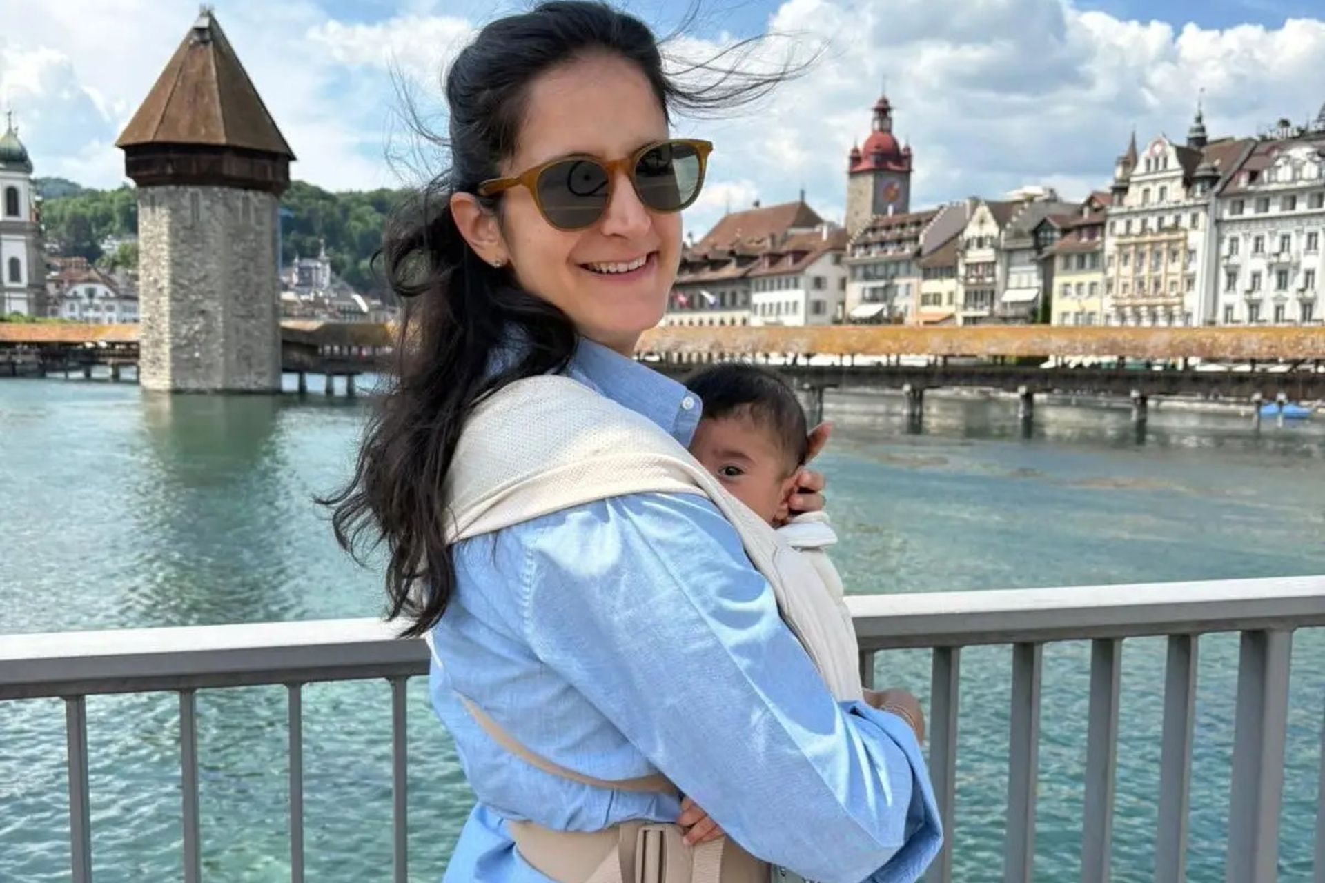 مادری که نوزادش را در آغوش گرفته است کنار رودخانه