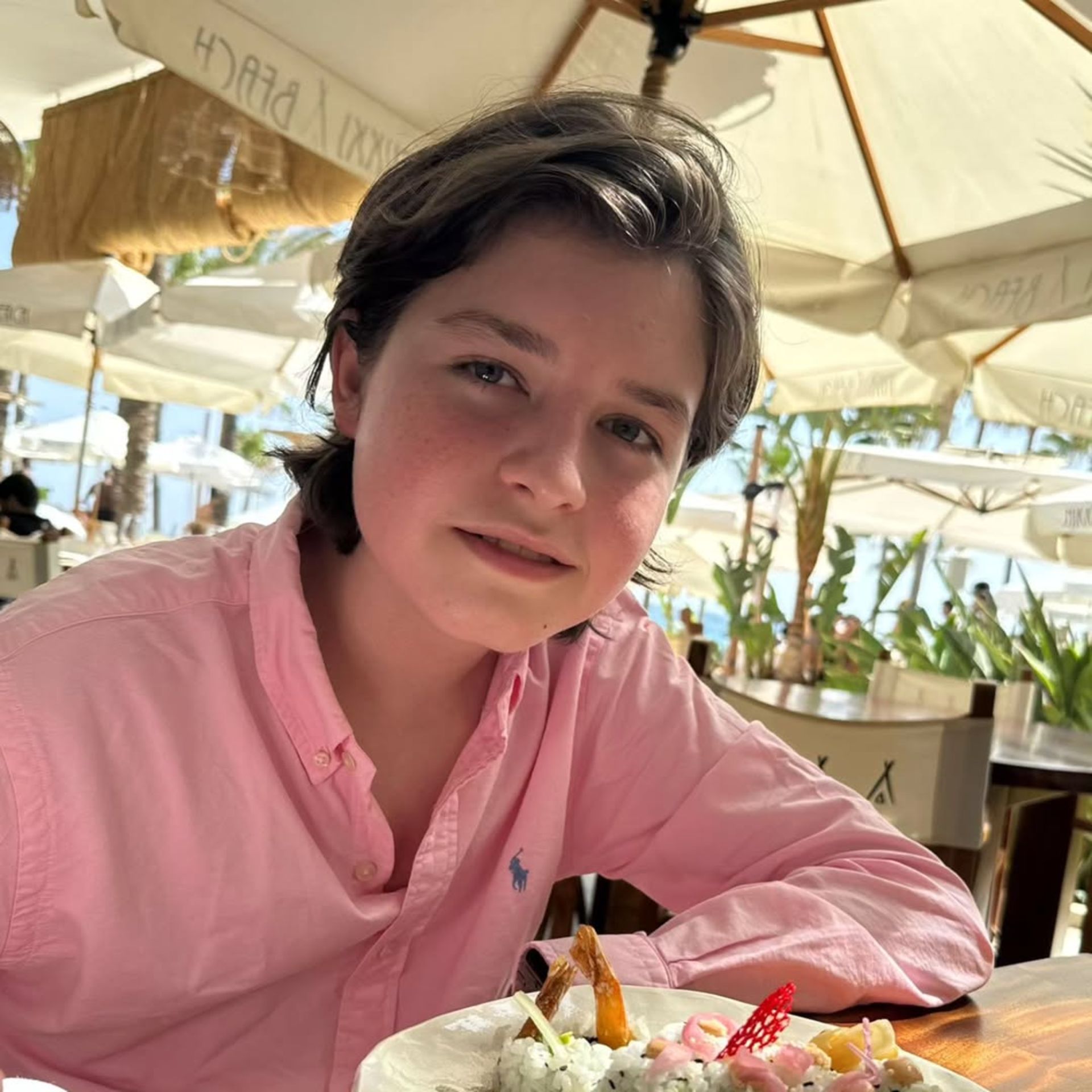 چهره‌ی یک نوجوان ۱۵ ساله در لباس صورتی