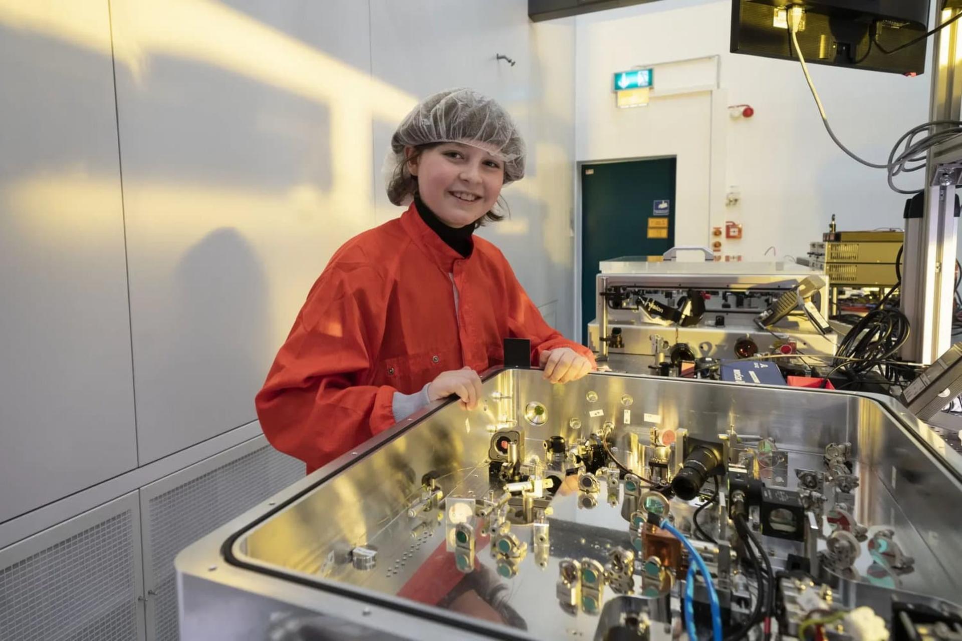 یک نوجوان ۱۵ ساله در آزمایشگاه