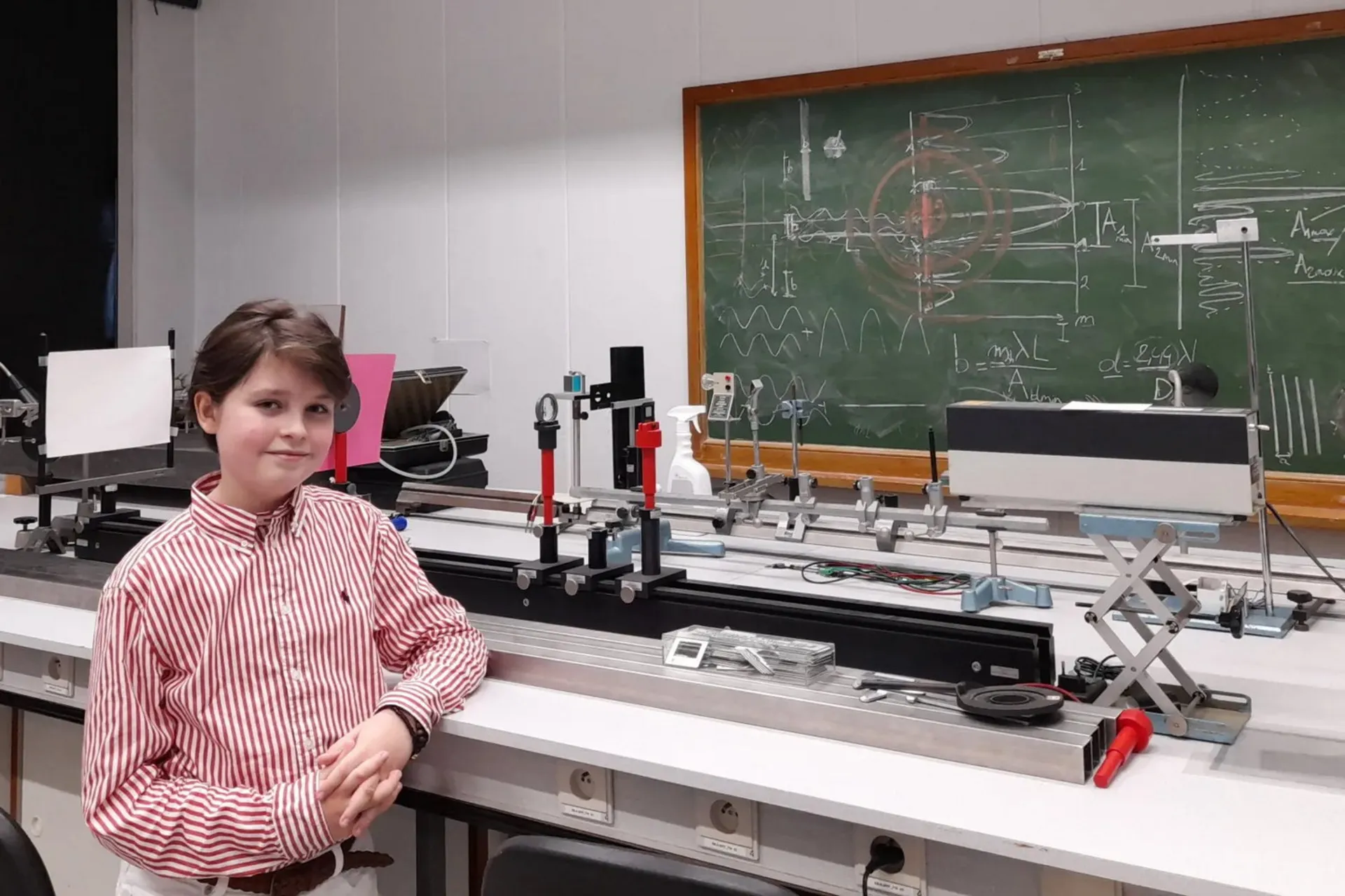 نوجوان ۱۵ ساله در لابراتورار