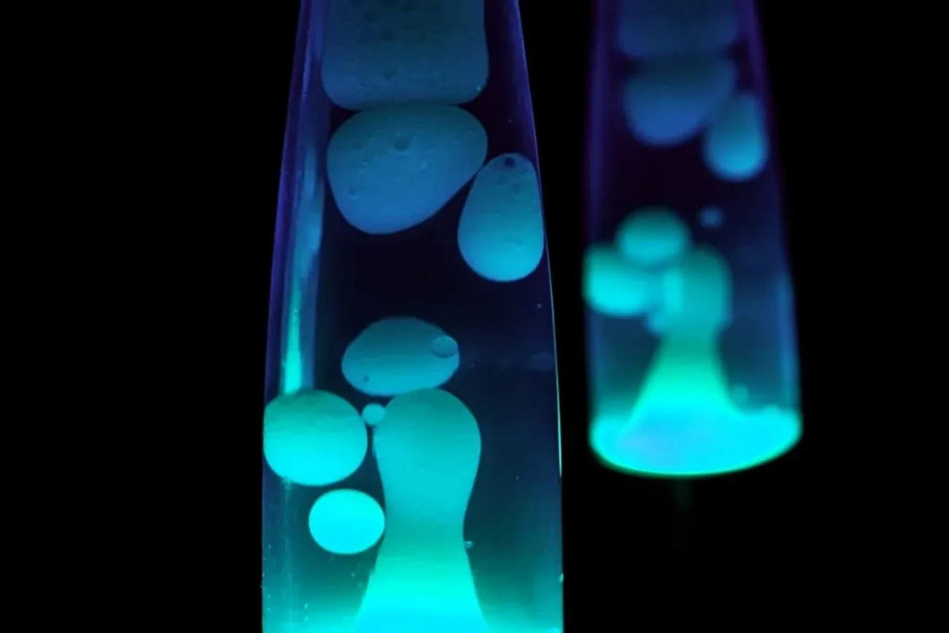 حرکت حباب‌های گدازه‌ای در لامپ‌های لاوا