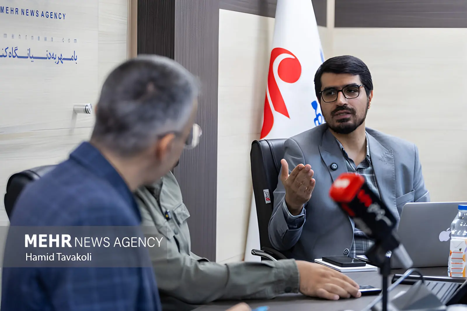 ، حقوقدان و استاد دانشگاه