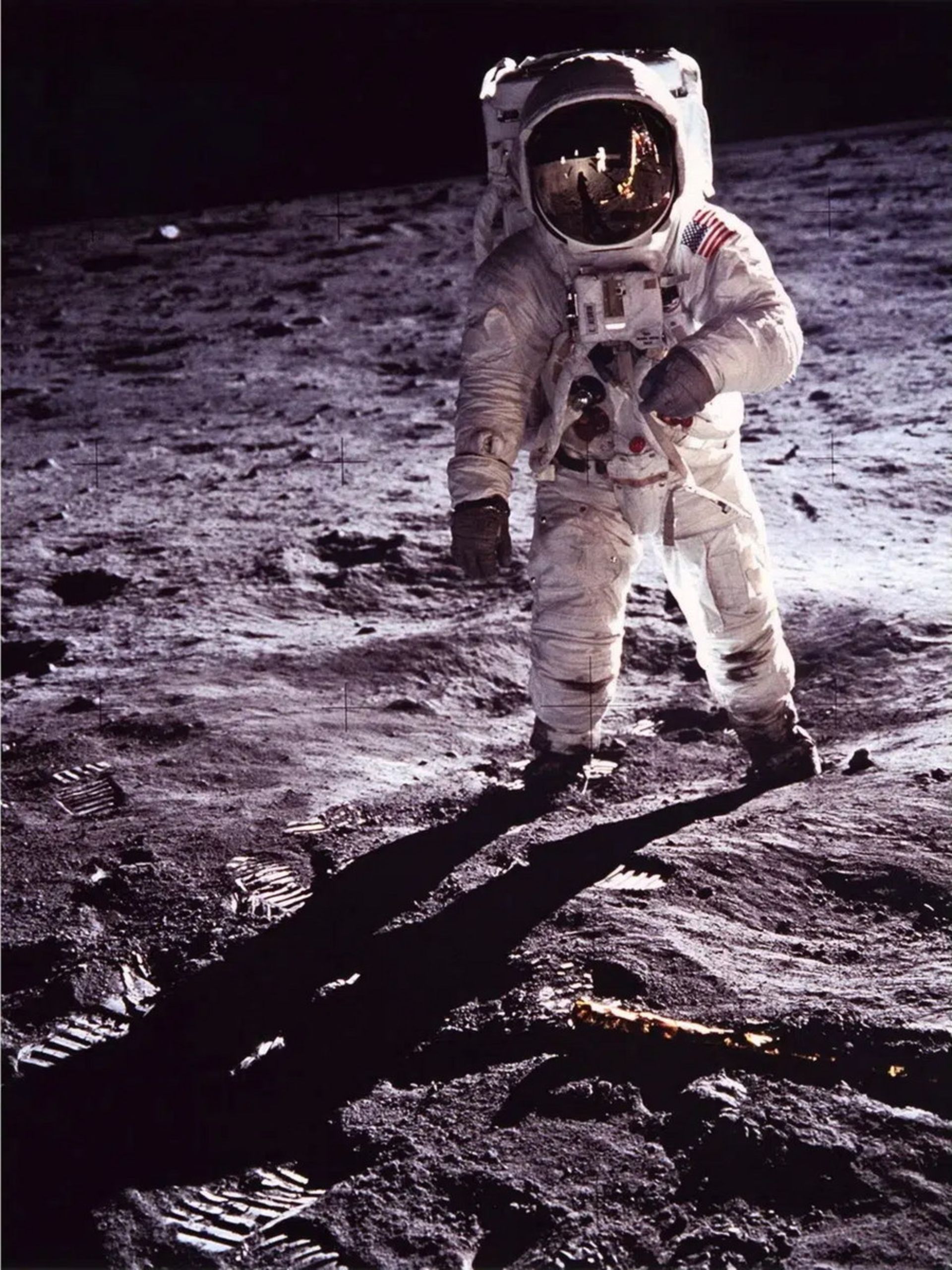 اولین قدم انسان روی ماه