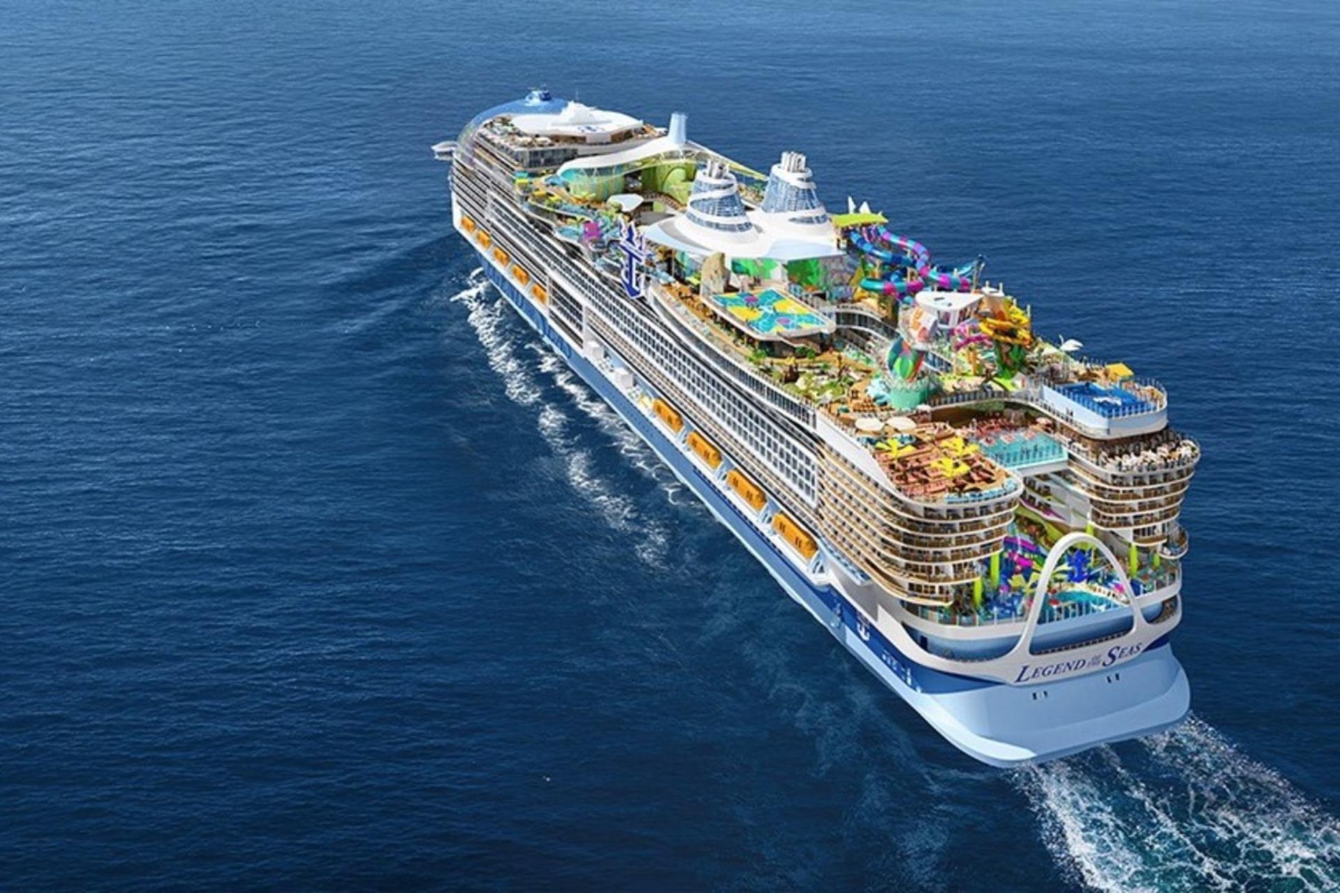 کشتی کروز Legends of the Seas در دریا از نمای بالا