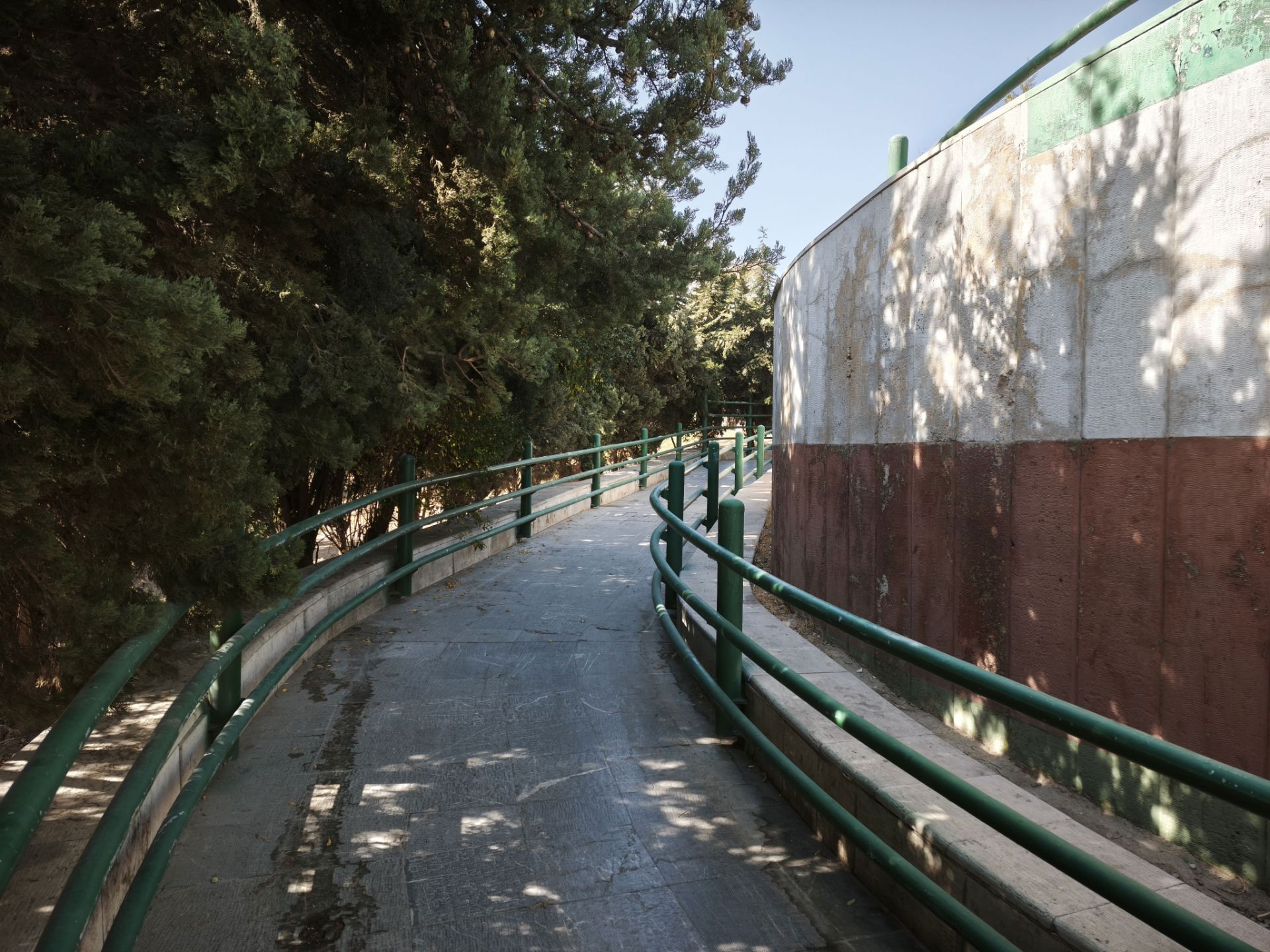 پیاده‌رو پارک با دیوار سفید و قرمز-حالت Leica Vibrant