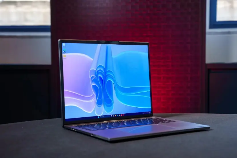 لپ‌تاپ ۱۴ اینچی لنوو (Lenovo) با صفحه نمایش روشن روی میز