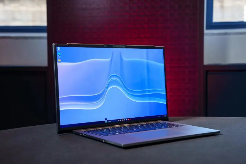 لپ‌تاپ ۱۴ اینچی لنوو (Lenovo) با صفحه نمایش آبی روی میز