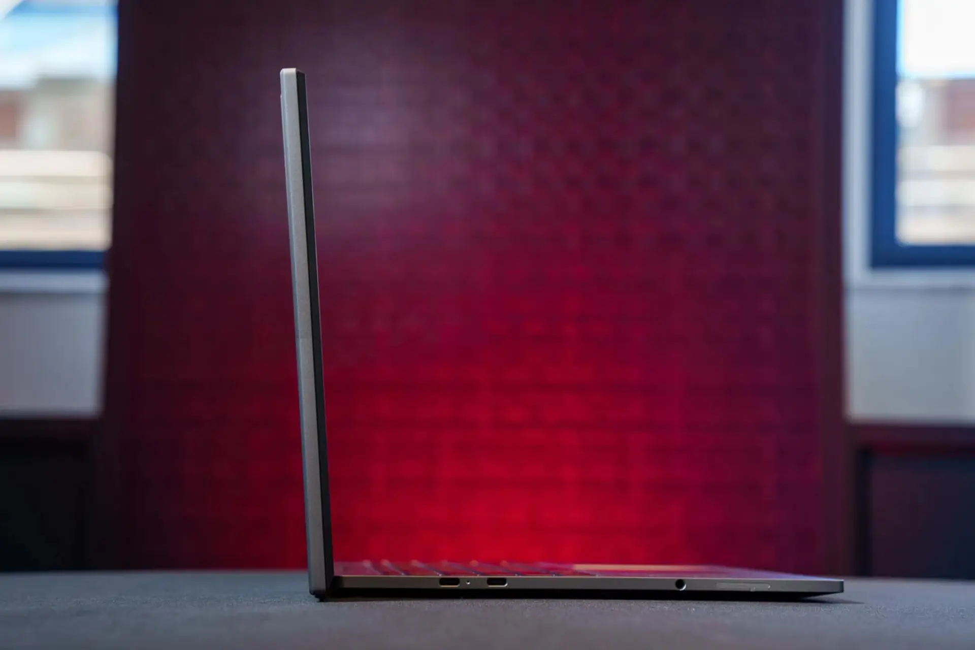 لپتاپ ۱۴ اینچی لنوو (Lenovo) با بدنه باریک در نمای جانبی
