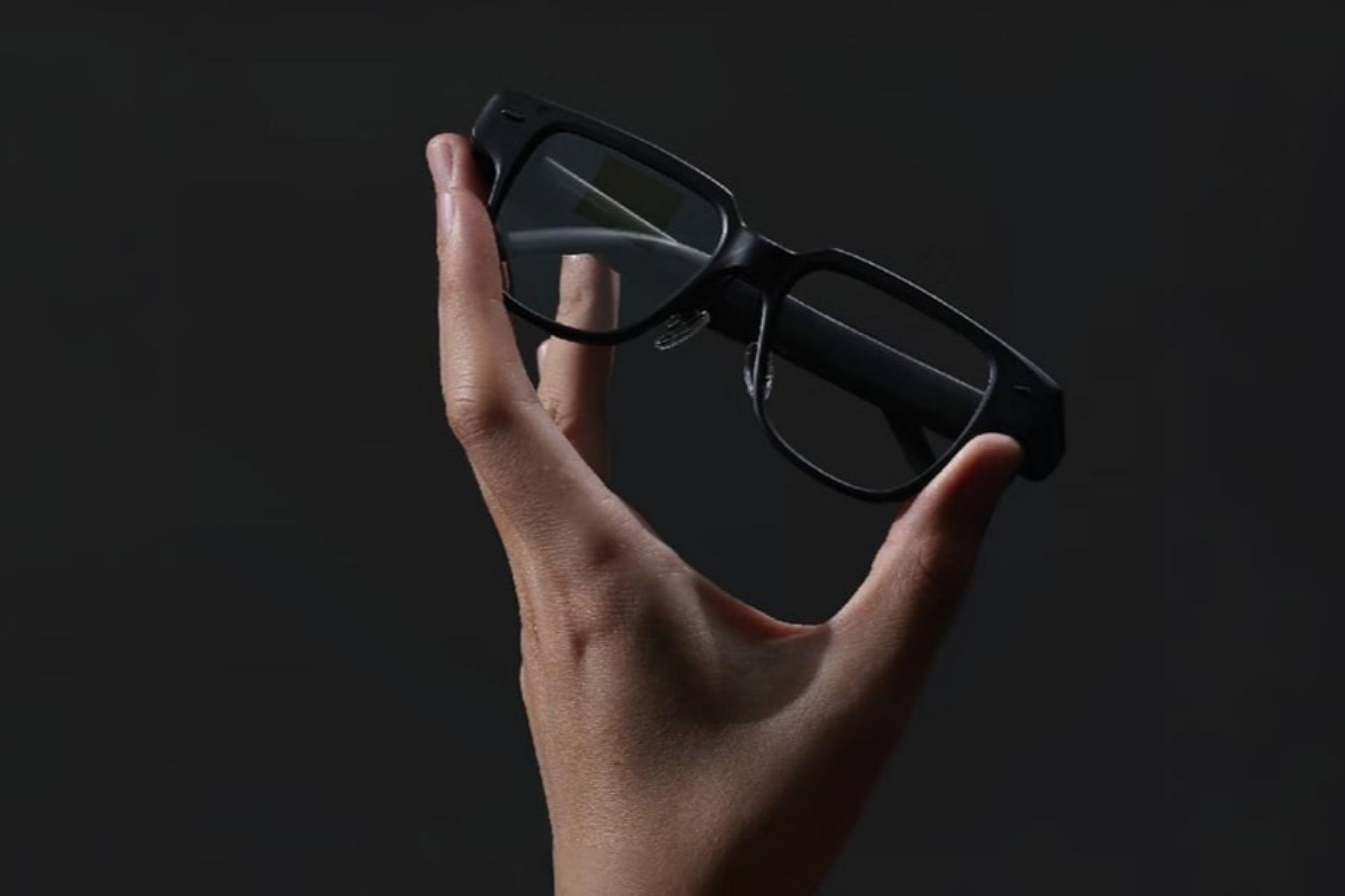 عینک هوشمند AI Glasses V1 لنوو در دست کاربر