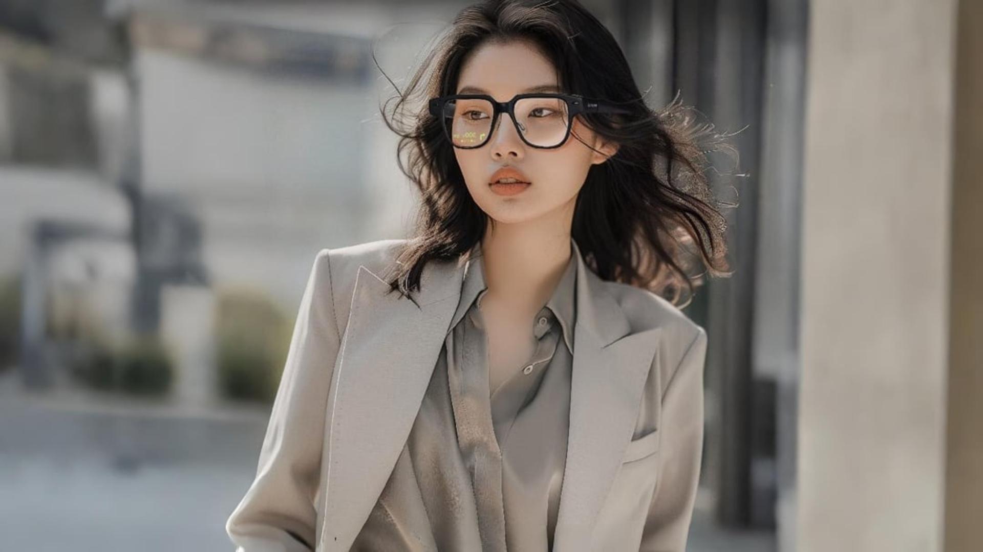 عینک هوشمند AI Glasses V1 لنوو روی چشم زن جوان
