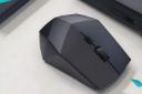 نمای بالای ماوس لنوو Lenovo Black Diamond 2 در کنار لپ تاپ