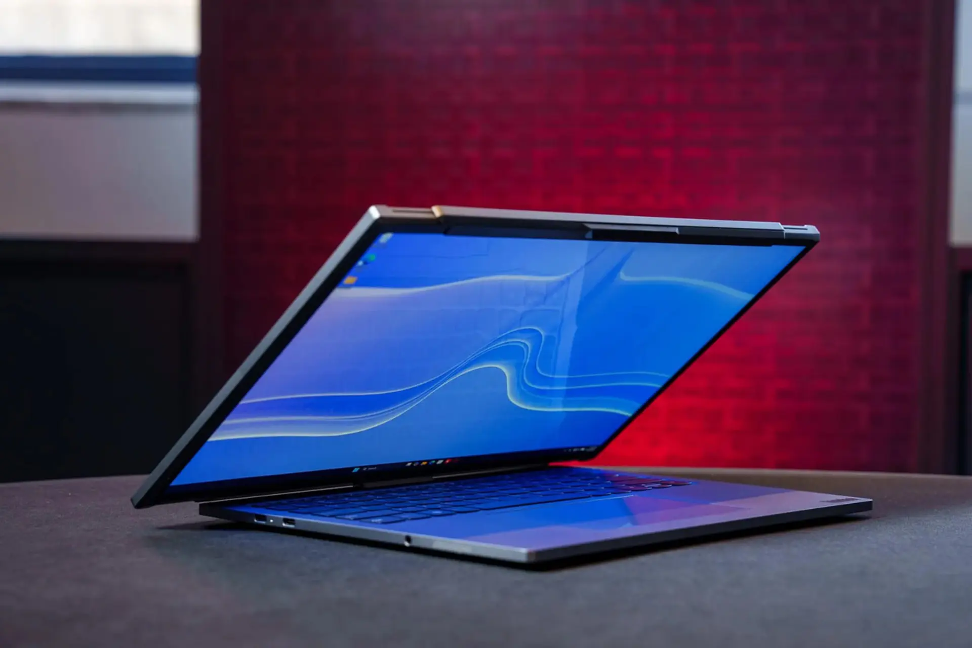 لپتاپ لنوو (Lenovo) با صفحه نمایش دوگانه در حالت خمیده