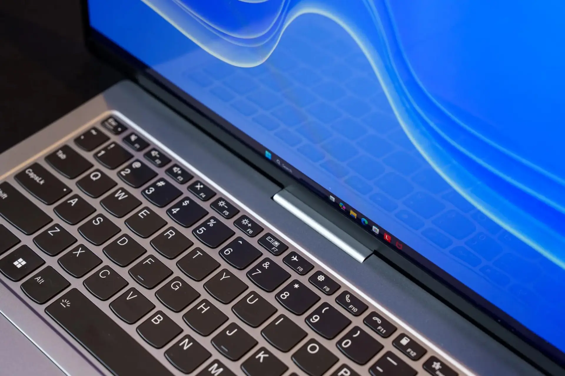 کیبورد و صفحه نمایش لپتاپ ۱۴ اینچی لنوو (Lenovo) با پسزمینه آبی