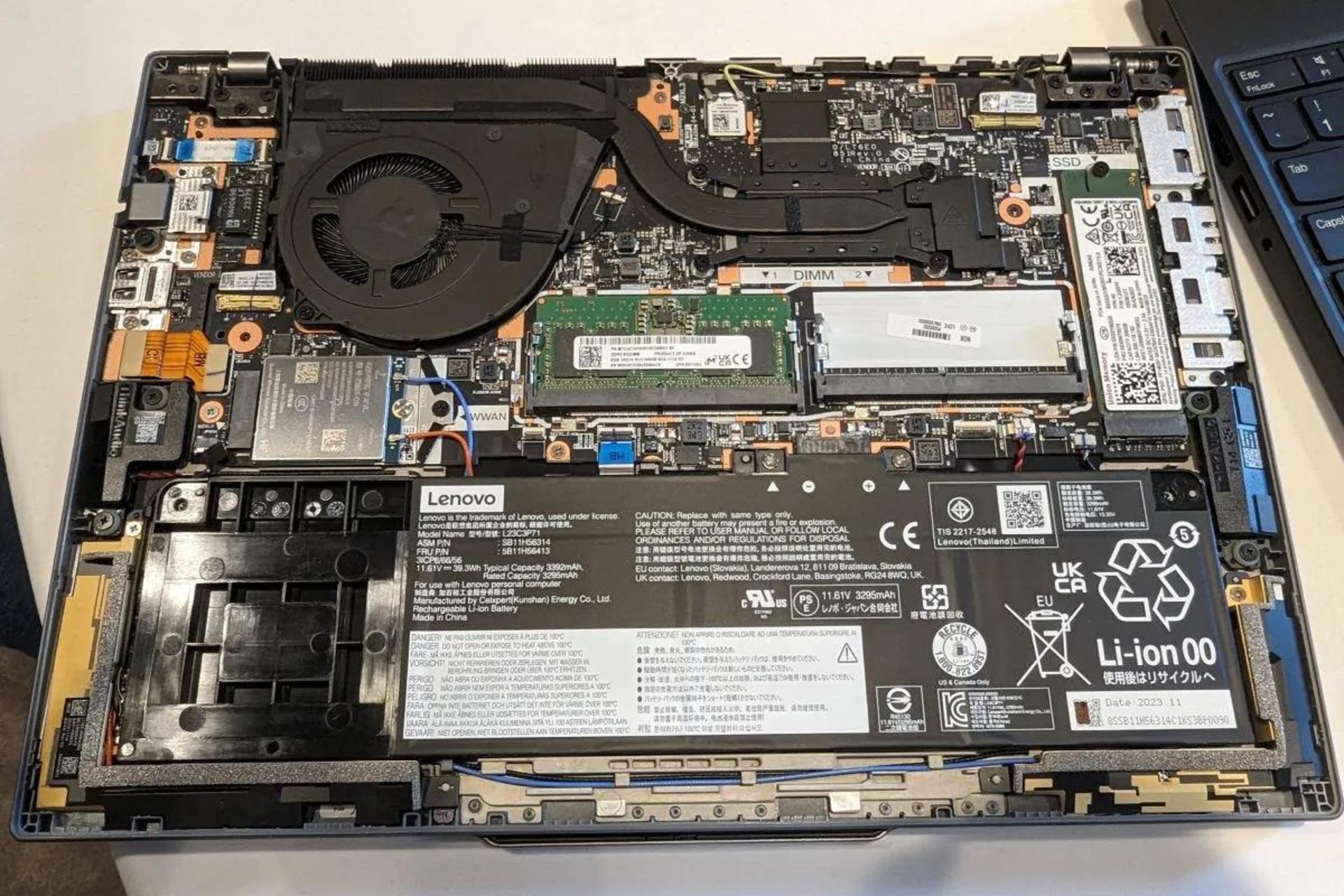 قطعات داخلی لپ تاپ لنوو ThnikPad T روی میز