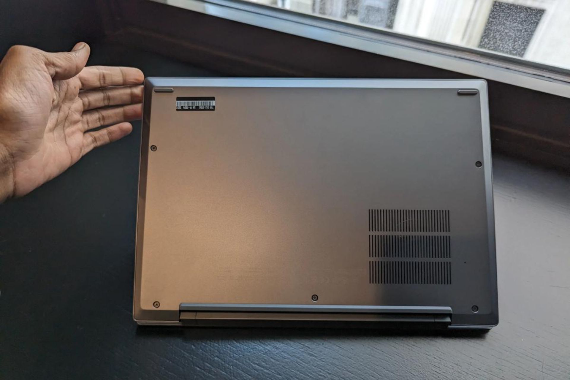 بازکردن لپ تاپ لنوو ThnikPad T روی میز