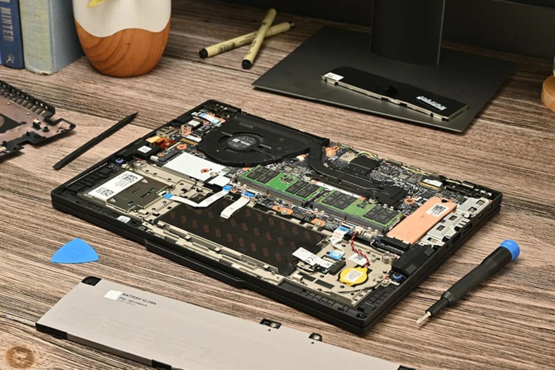 لپ تاپ لنوو باز شده روی میز