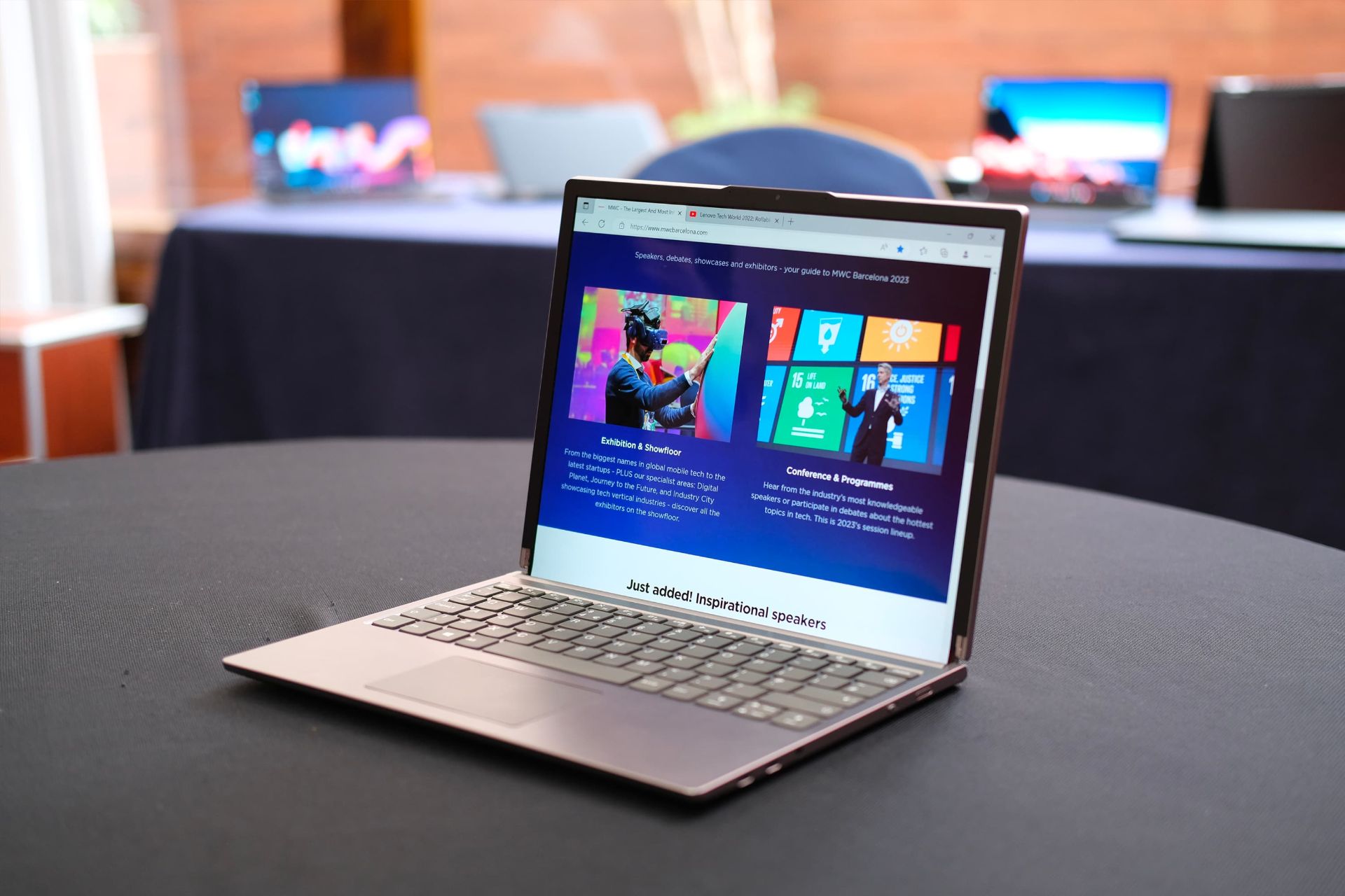 لپ تاپ رول شدنی لنوو در حالت عادی