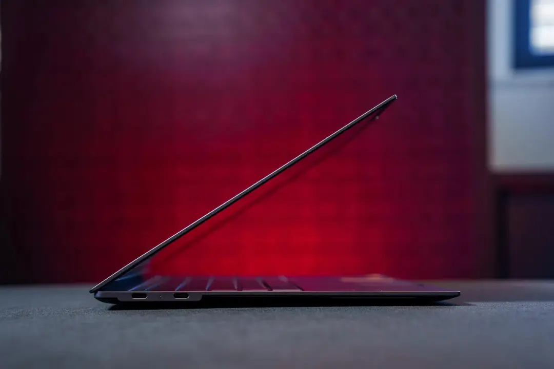 لپ‌تاپ باریک لنوو (Lenovo) در حالت نیمه‌باز روی میز