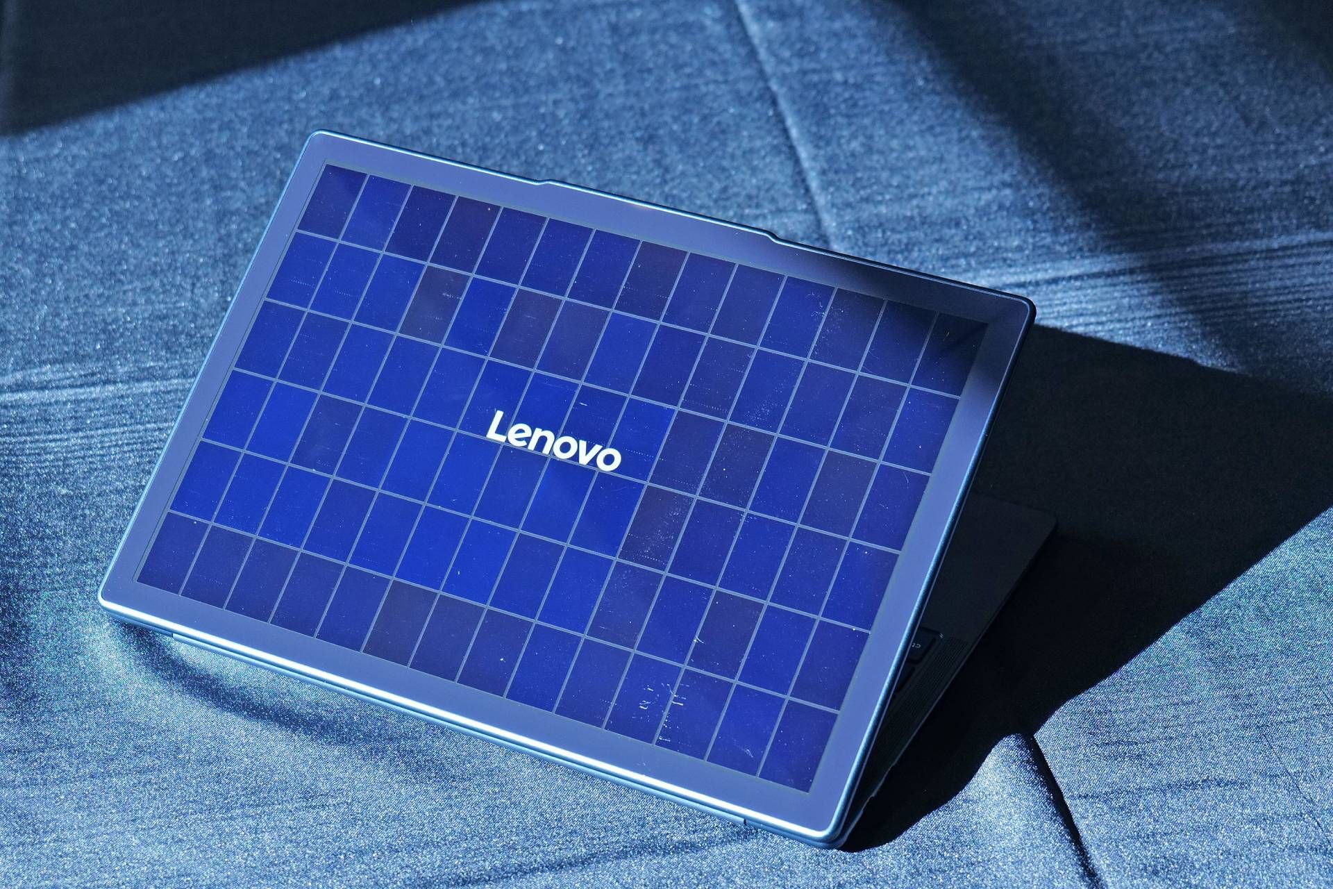 لپ تاپ لنوو Solar PC با پنل خورشیدی