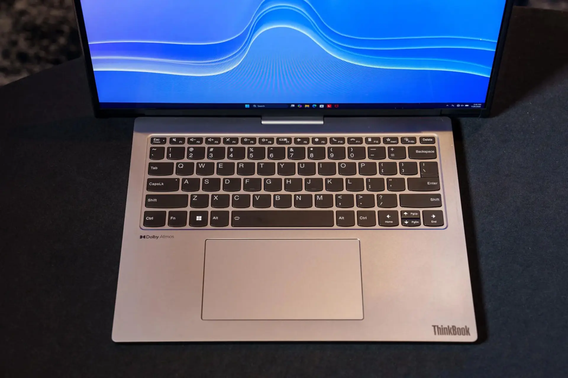 لپتاپ لنوو (Lenovo) ThinkBook با صفحه نمایش آبی و کیبورد خاکستری