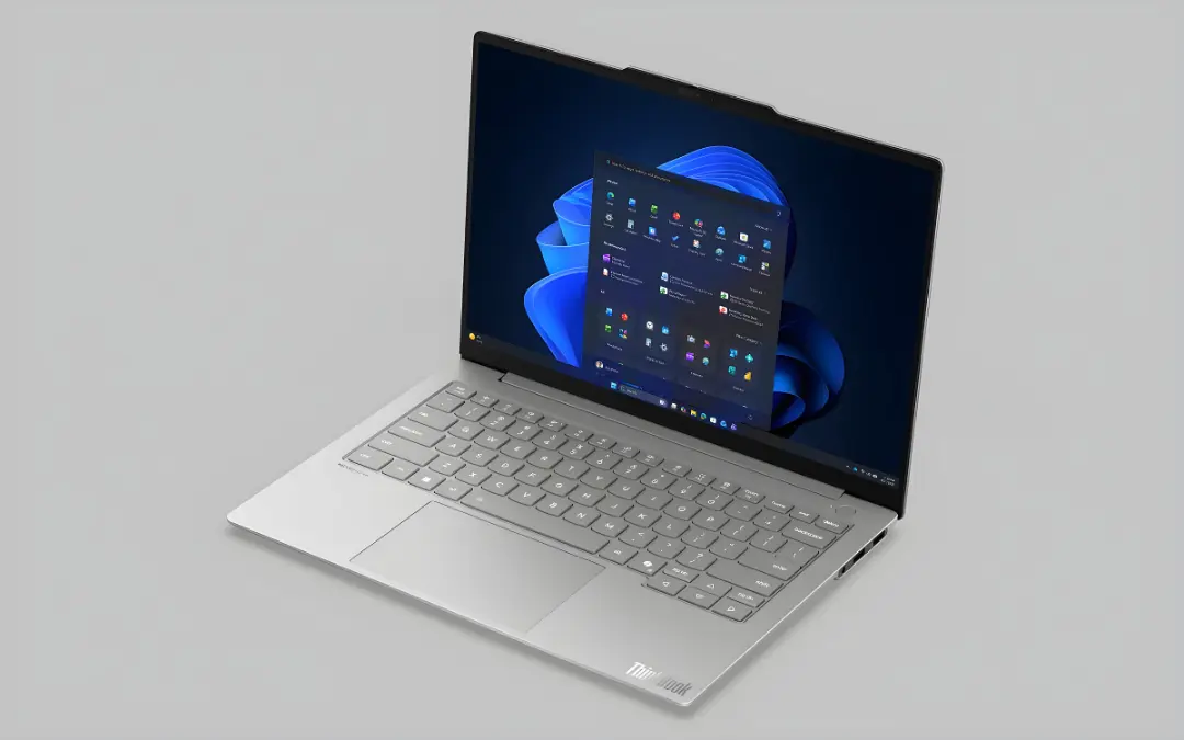 لپ‌تاپ لنوو ThinkBook 14x با بدنه نقره‌ای و صفحه نمایش روشن
