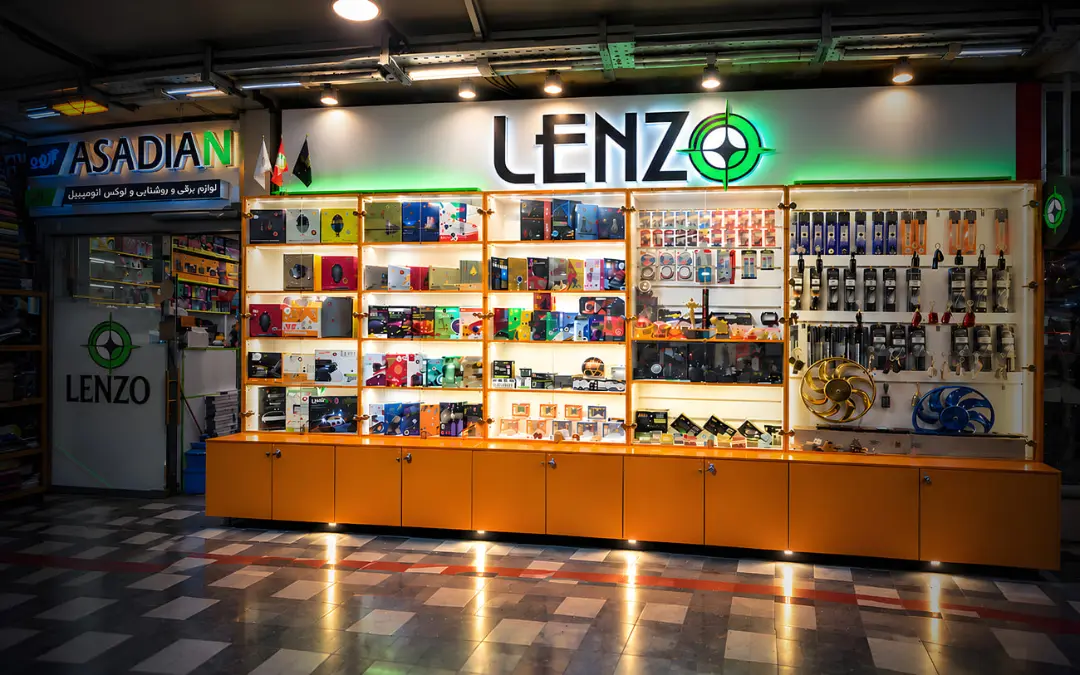 باکس‌های محصولات و تجهیزات روشنایی خودرو در ویترین فروشگاه لنزو (Lenzo)