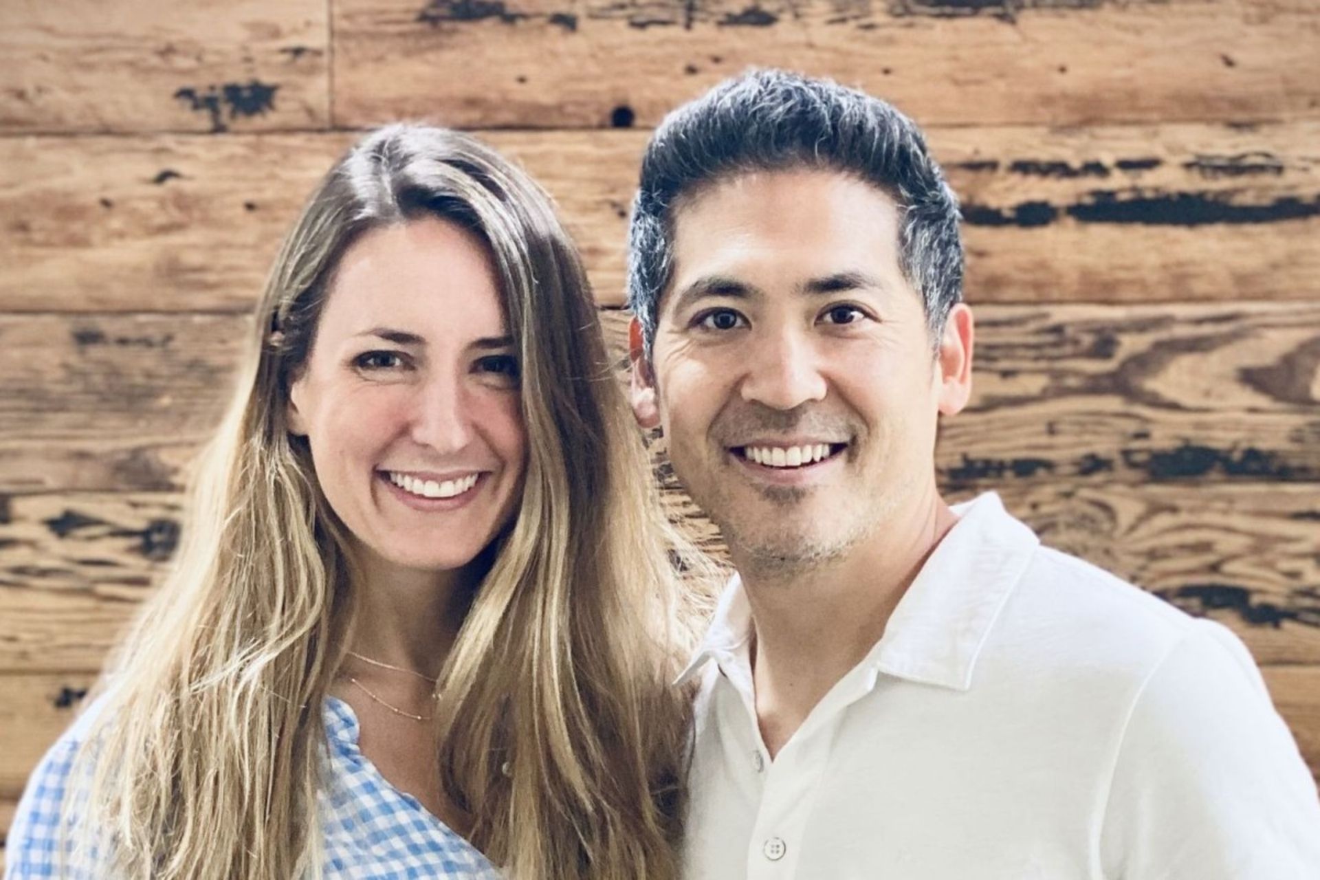 یک زوج جوان کنار هم