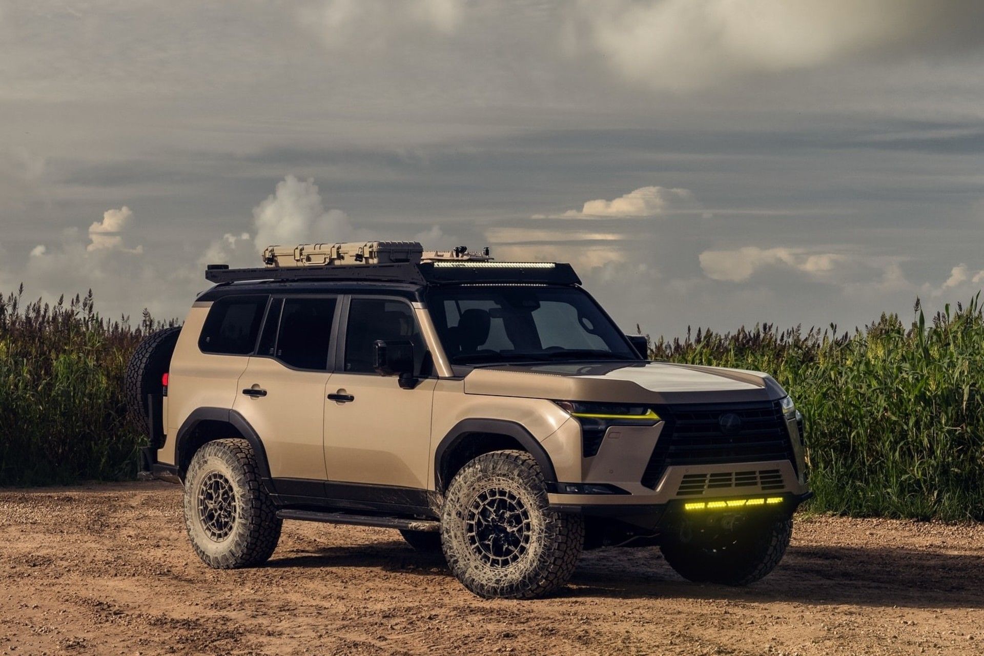 نمای سه‌چهارم جلو لکسوس GX 550