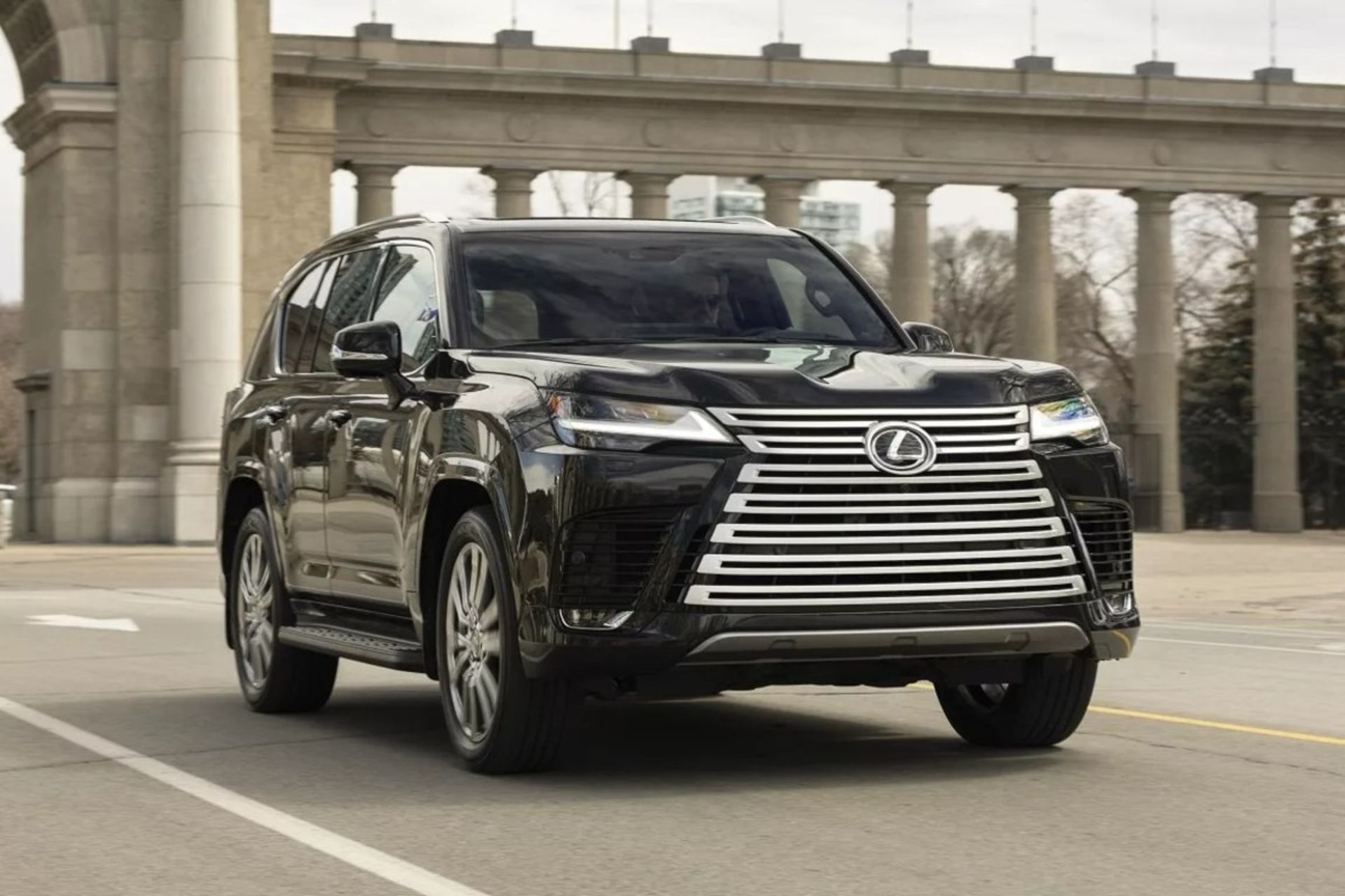 نمای سه‌چهارم جلو لکسوس LX600